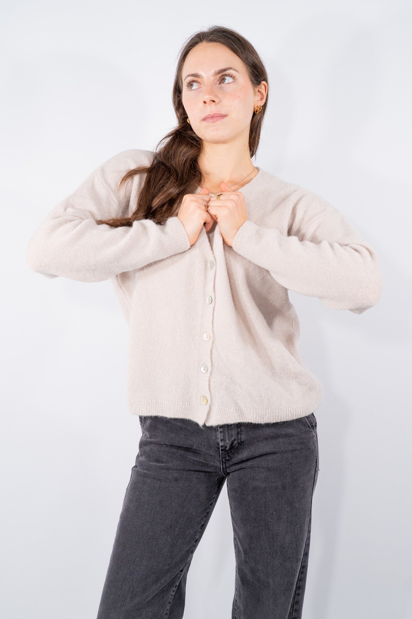 Cardigan soffice con chiusura a bottoni e scollo a V