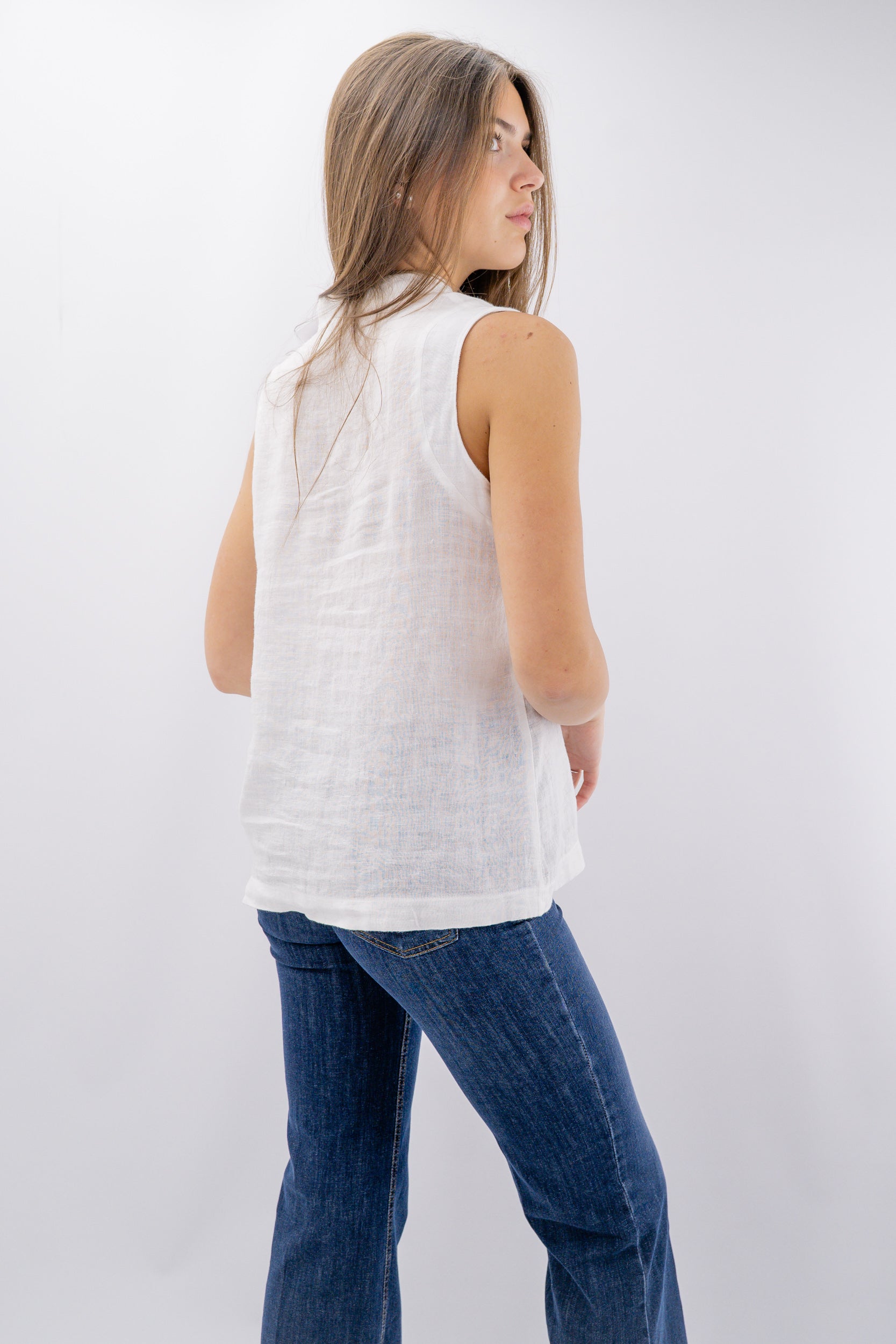 Blusa smanicata in lino