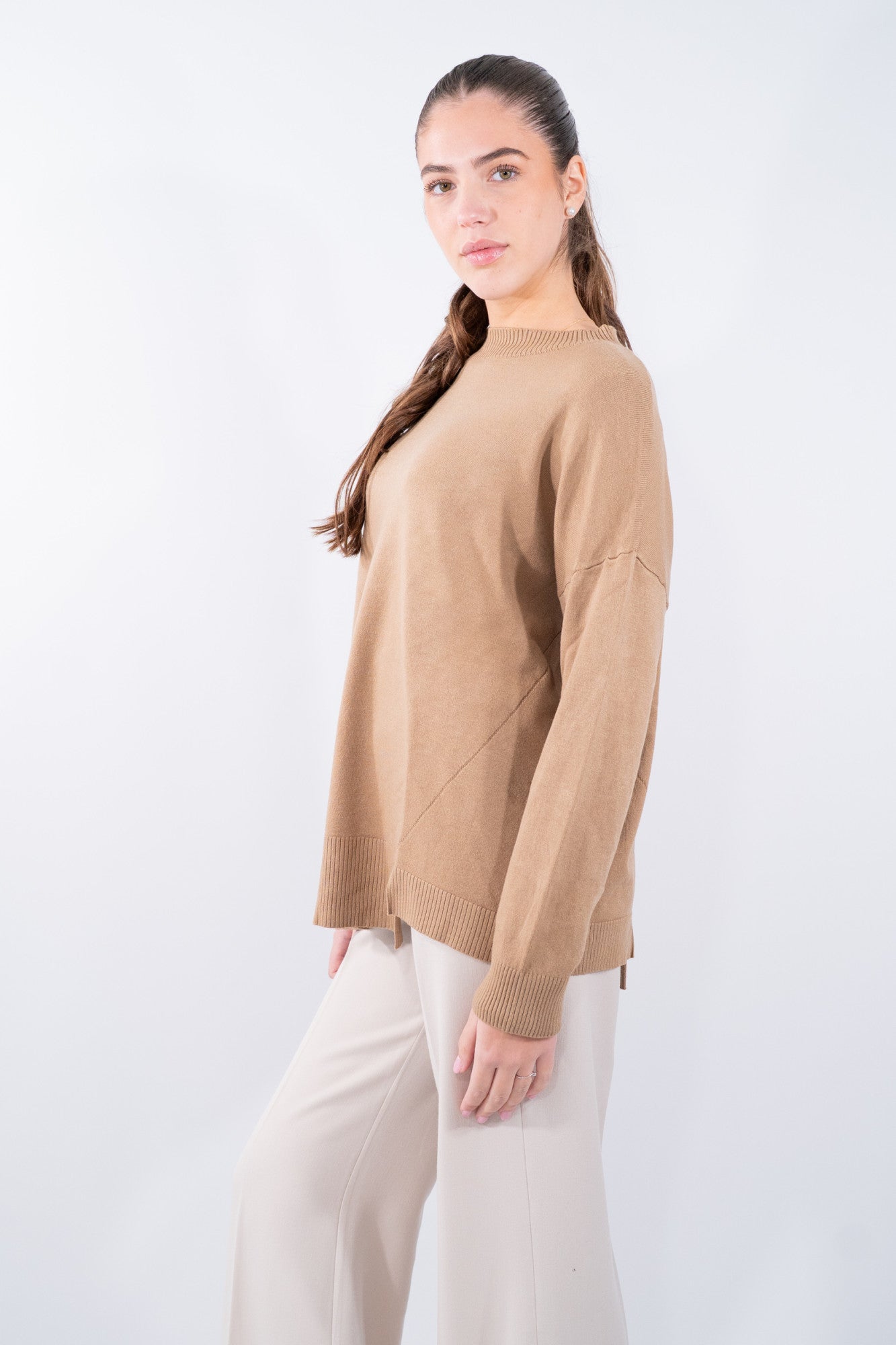 Maglia rasata con spacco frontale e scollo barchetta