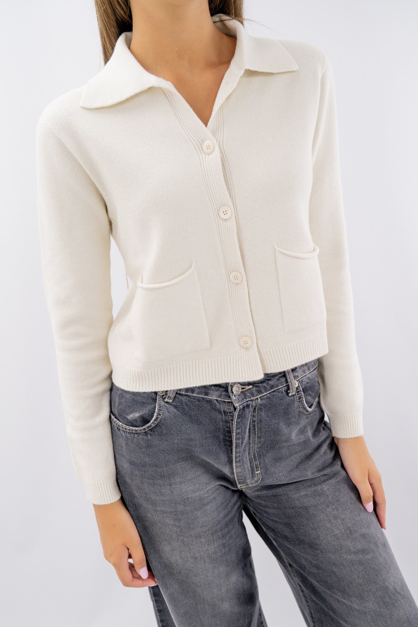 Cardigan cropped con colletto sportivo e tasche