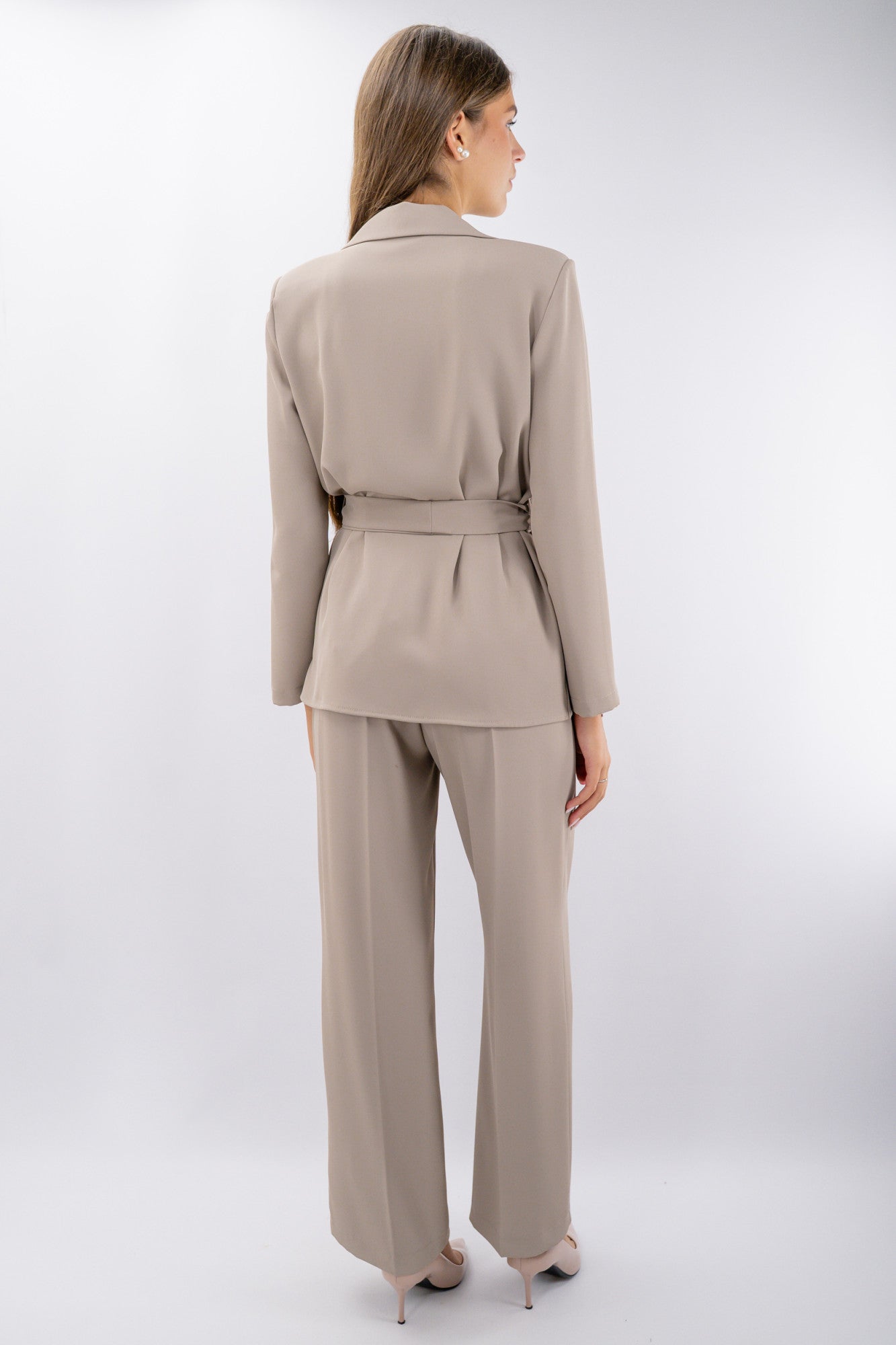 Tailleur con blazer con cintura