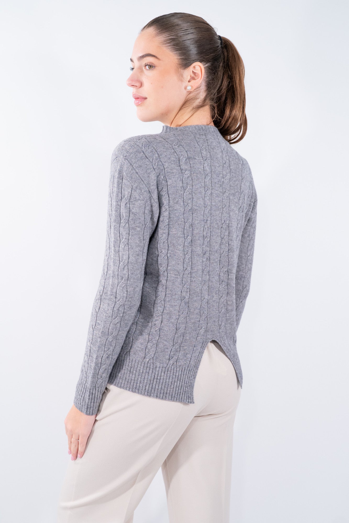 Maglioncino girocollo a trecce dal design essenziale