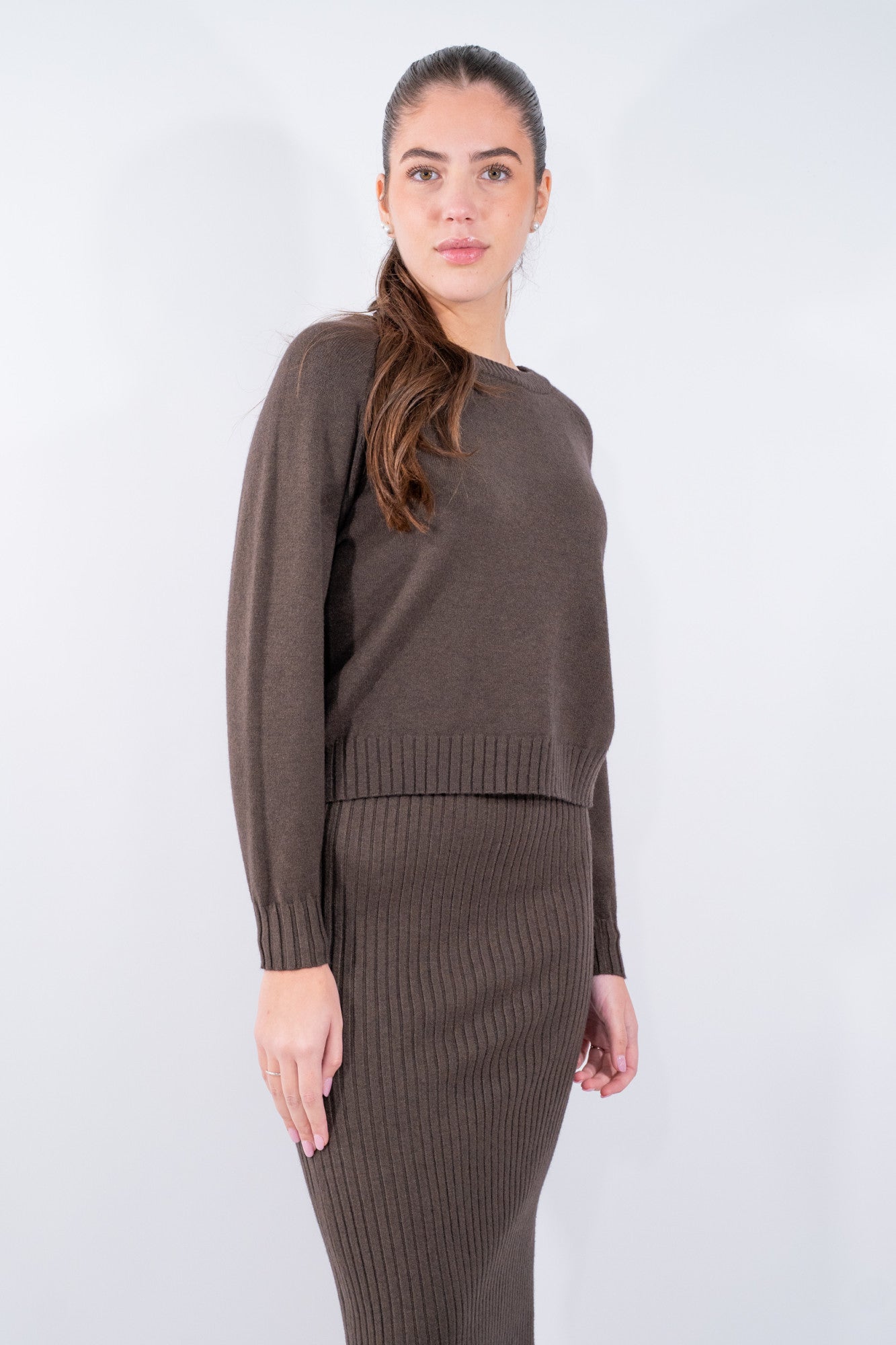 Abito in maglia a coste midi con maglia in sovrapposizione