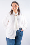 Blusa con cravatta foulard e fermaglio scorrevole