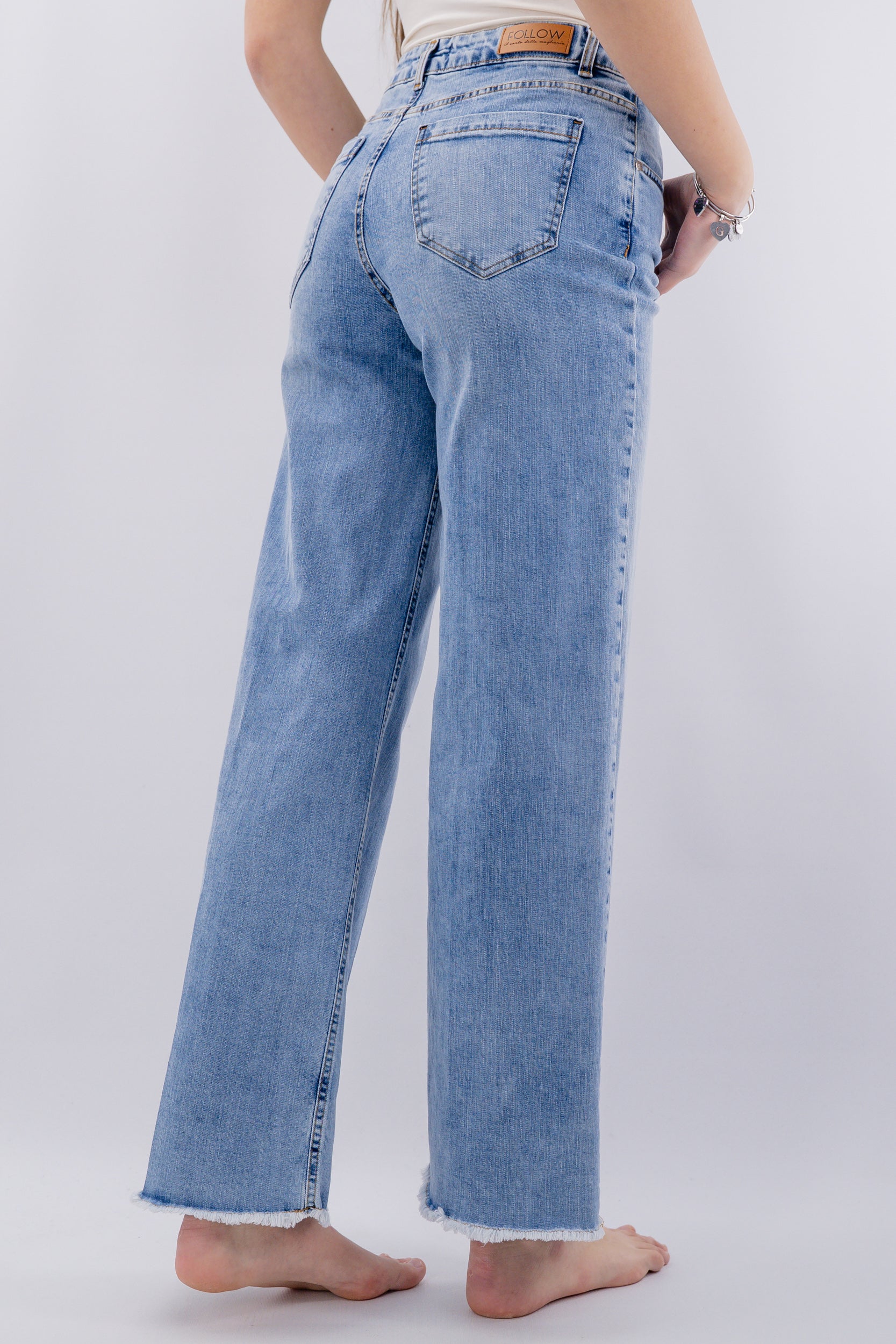 Jeans palazzo a gamba larga con fondo sfrangiato