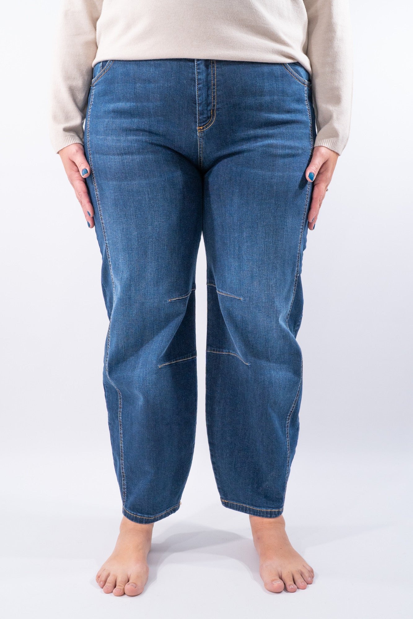 Jeans banana con vita media e impunture a contrasto