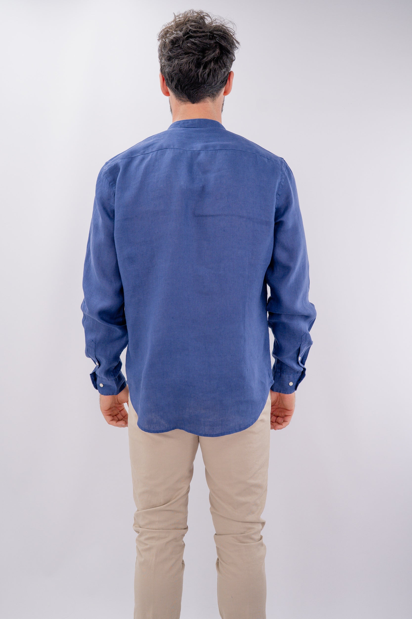 Camicia in lino con collo alla coreana e maniche lunghe