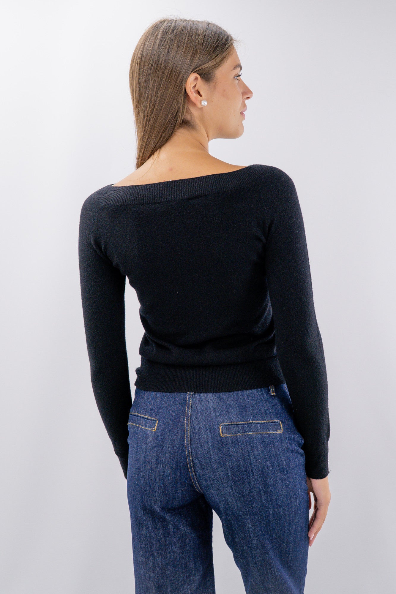 Maglia con scollo a barchetta e fiocchetti
