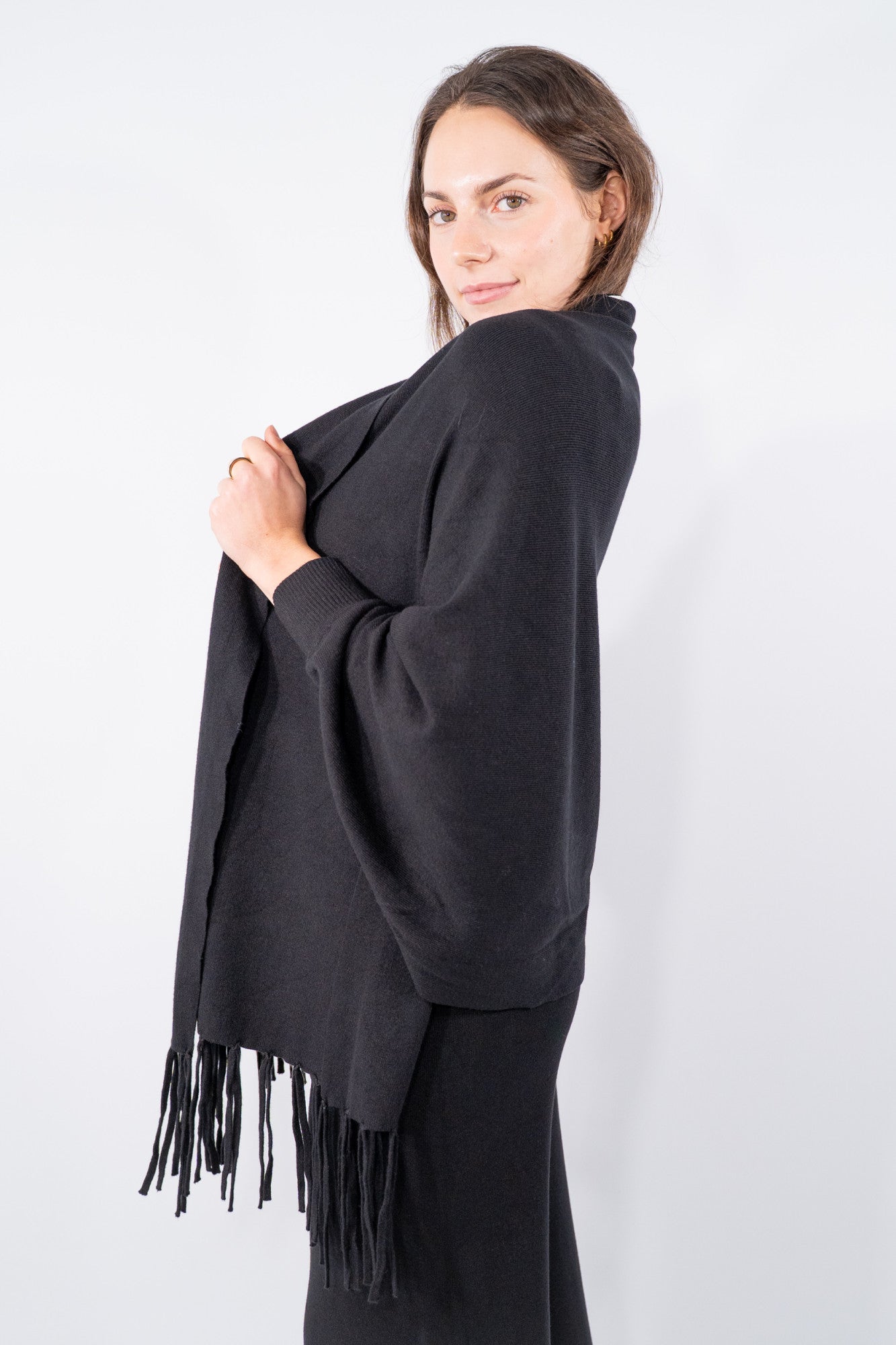 Cardigan aperto con frange e linea morbida