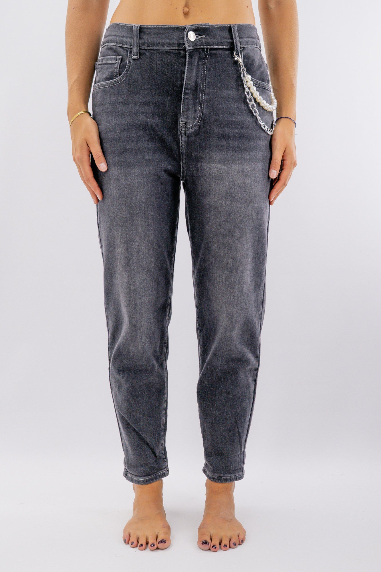 Jeans mom con catena bijoux