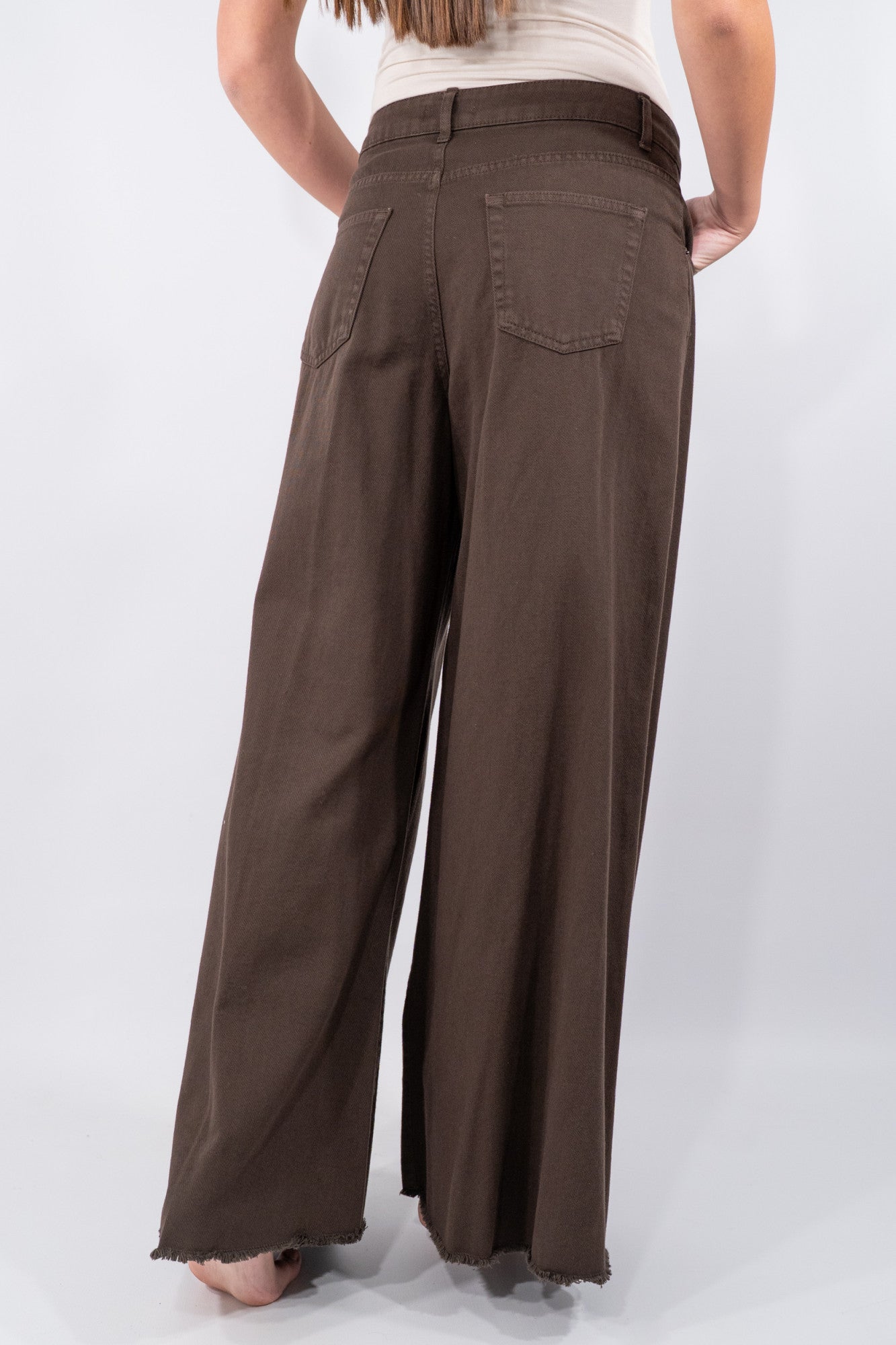 Jeans palazzo ampio con orlo sfrangiato