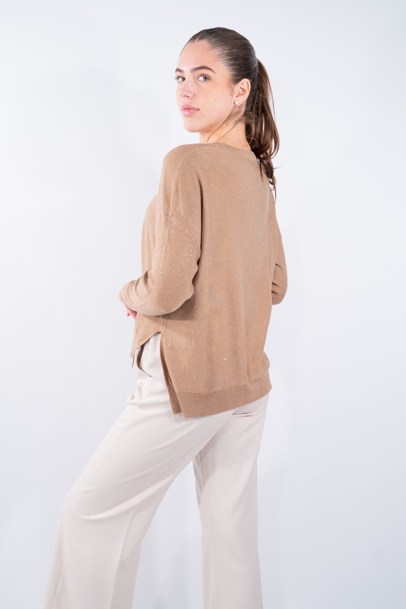 Maglia scatoletta luminosa con micro pailettes e spacchi laterali