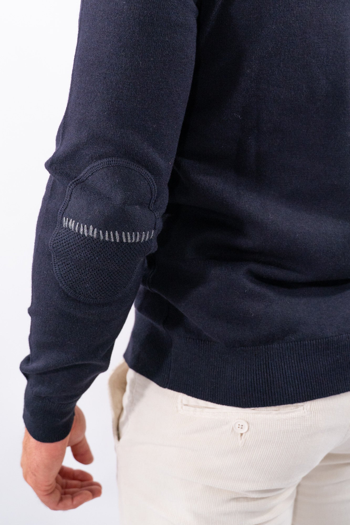 Maglia girocollo con toppe e ricamo decorativo