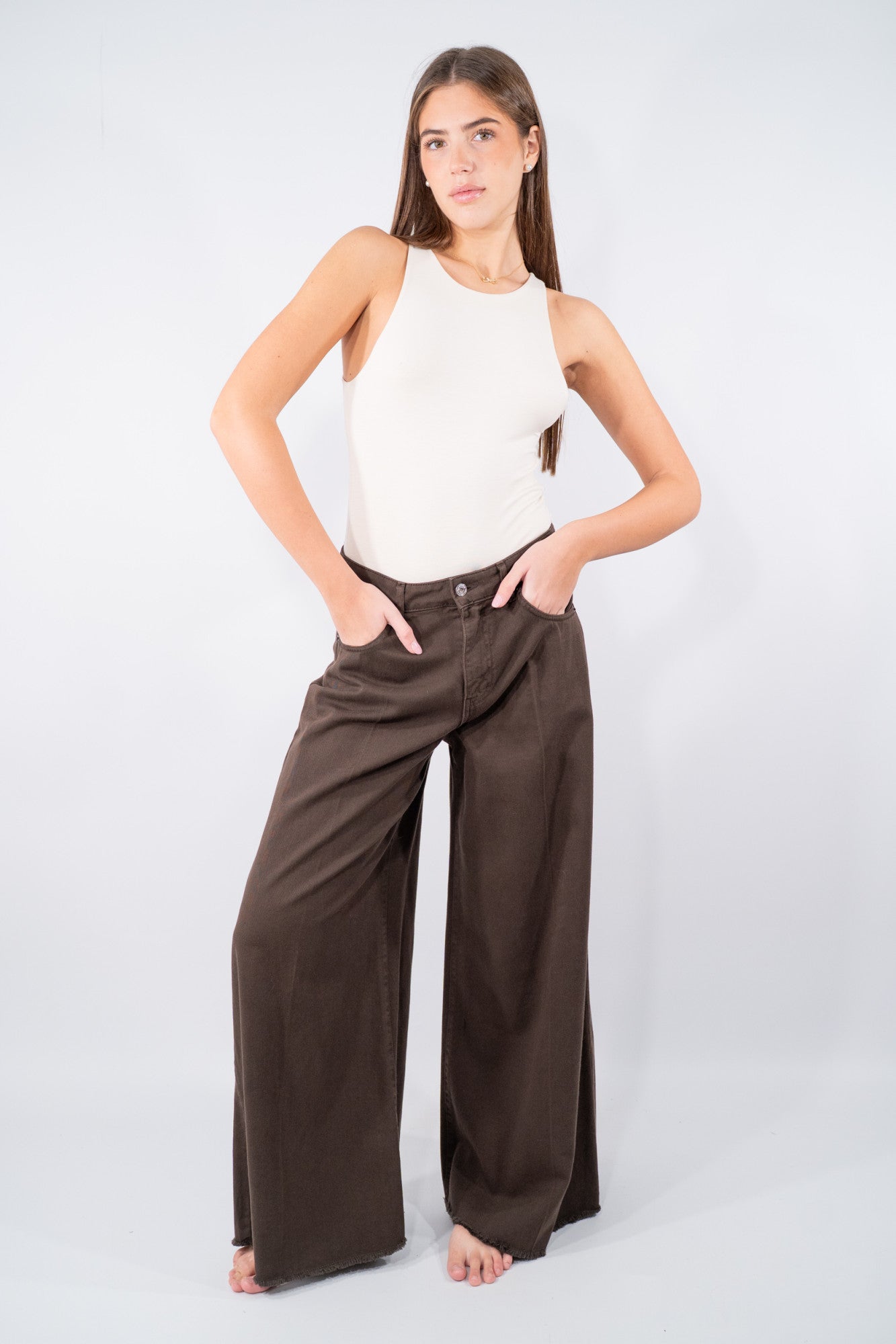 Jeans palazzo ampio con orlo sfrangiato