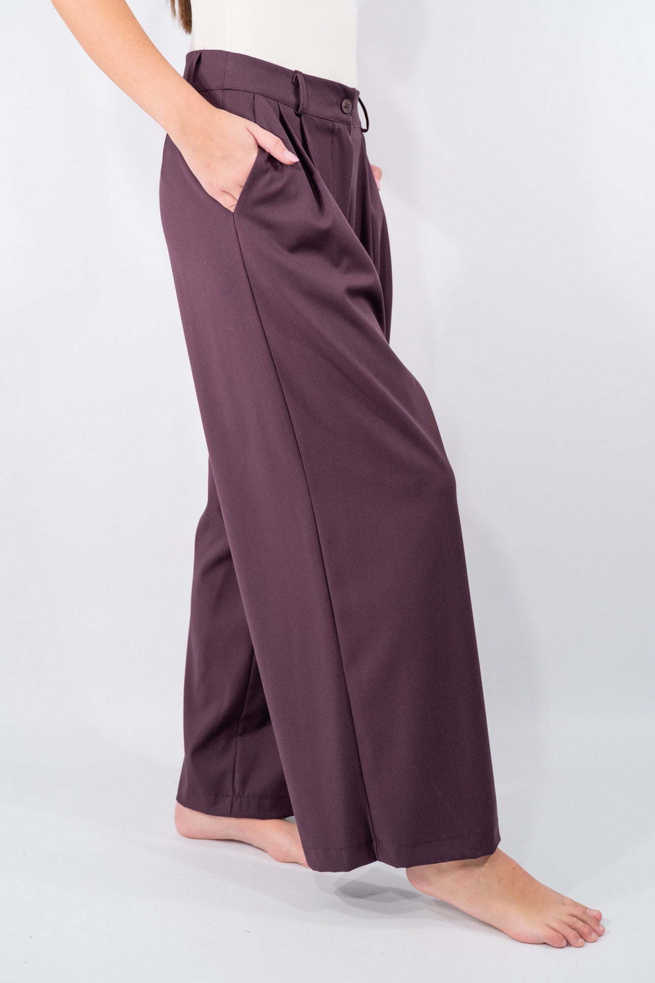 Pantalone palazzo con pince frontali e gamba ampia