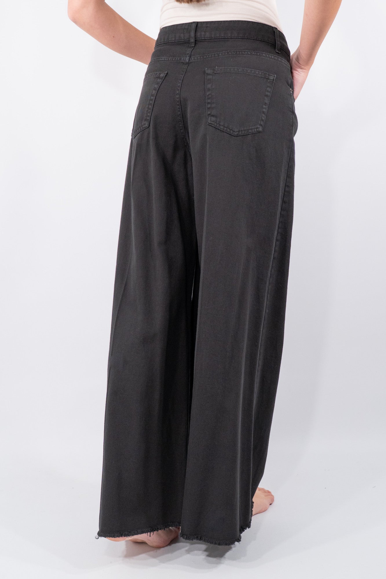 Jeans palazzo ampio con orlo sfrangiato