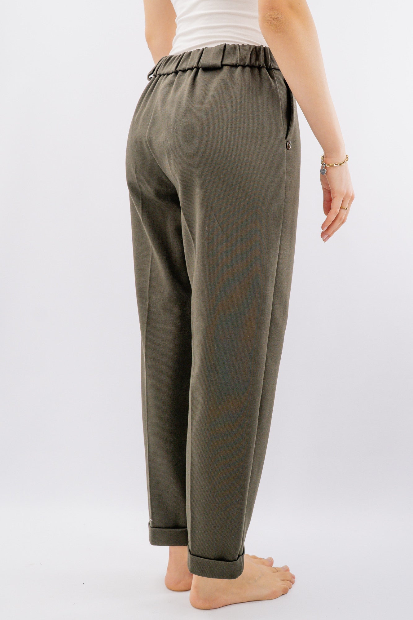 Pantalone con risvolto sul fondo