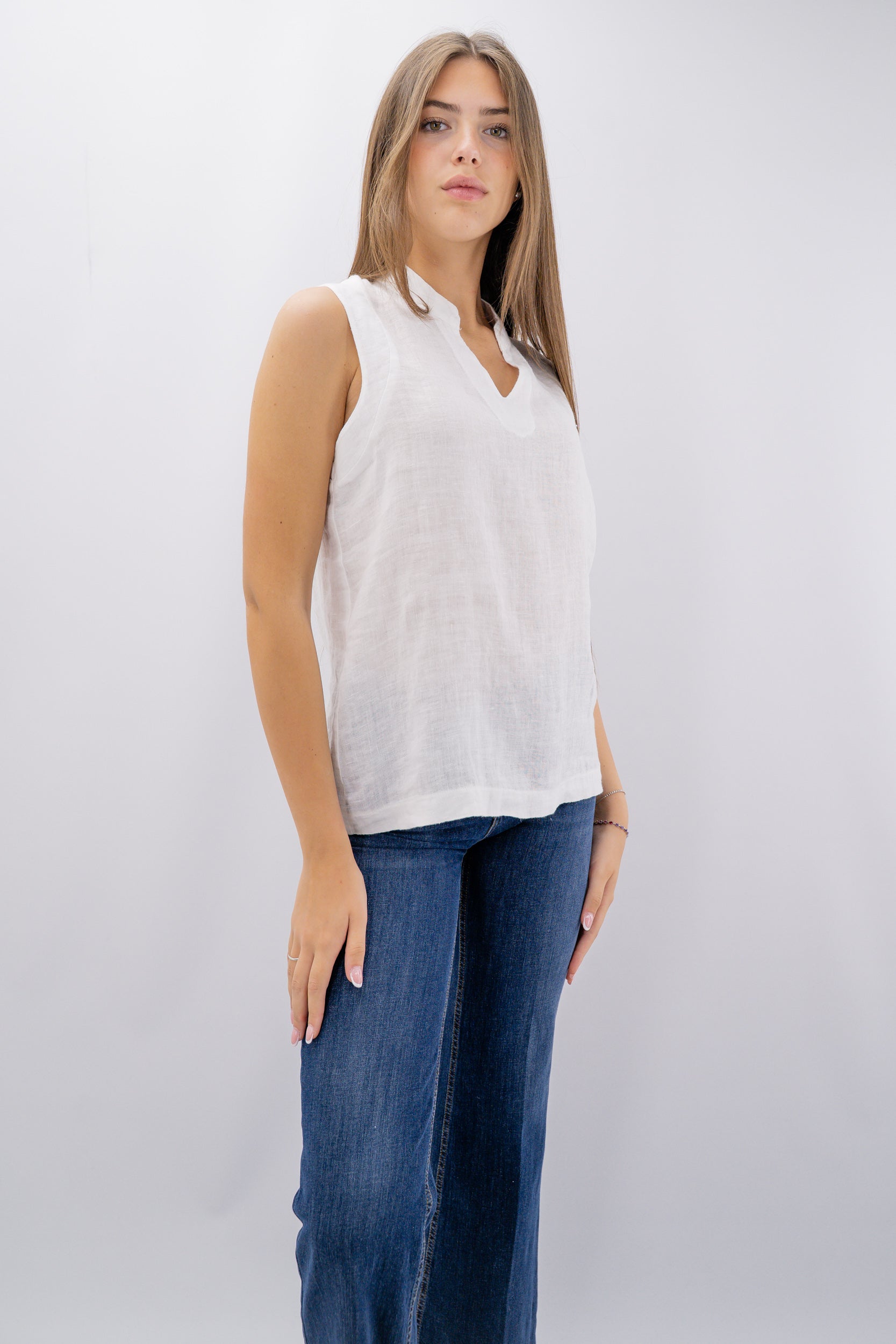 Blusa smanicata in lino