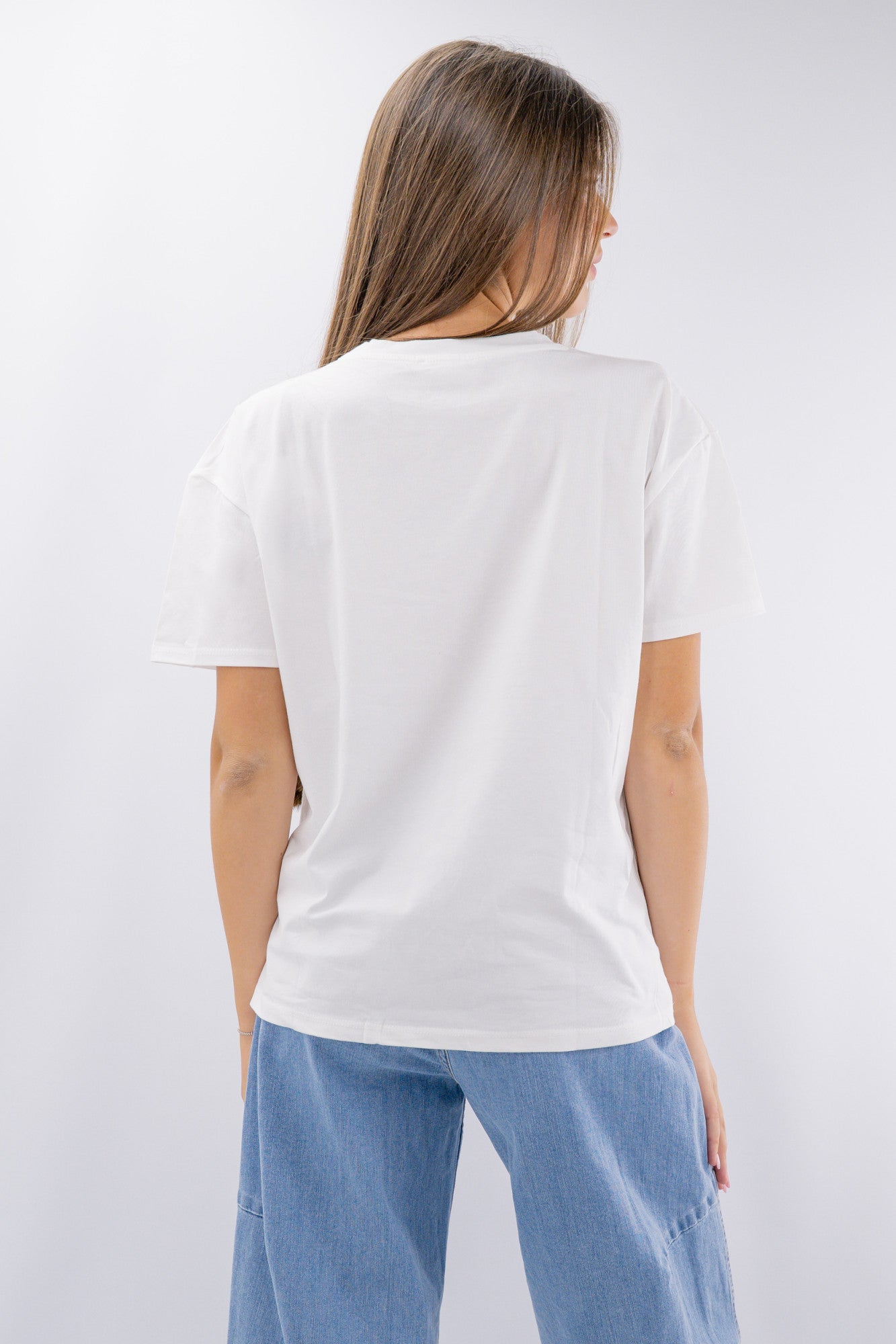 T-shirt con applicazione floreale effetto denim