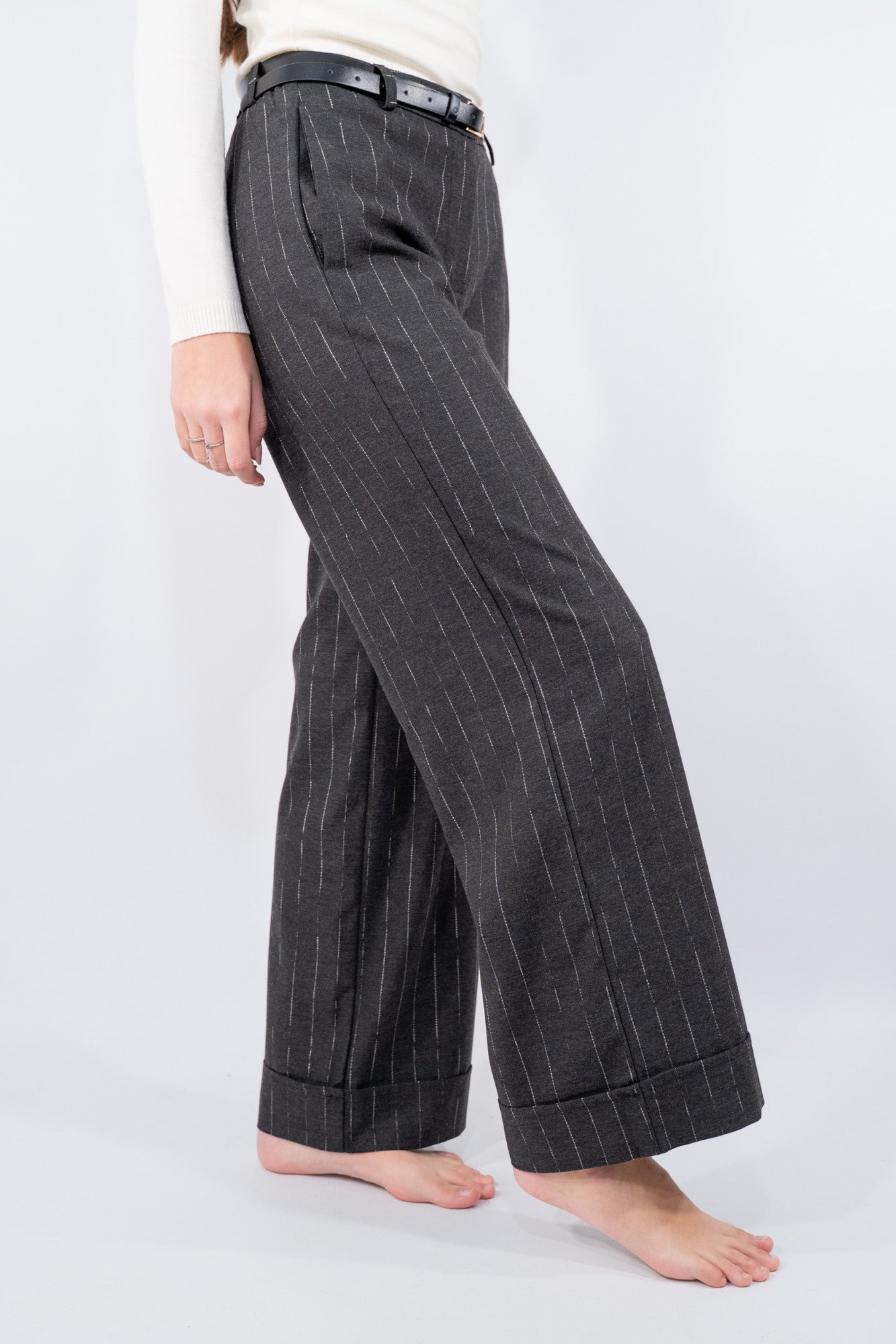 Pantalone palazzo gessato con risvolto sartoriale