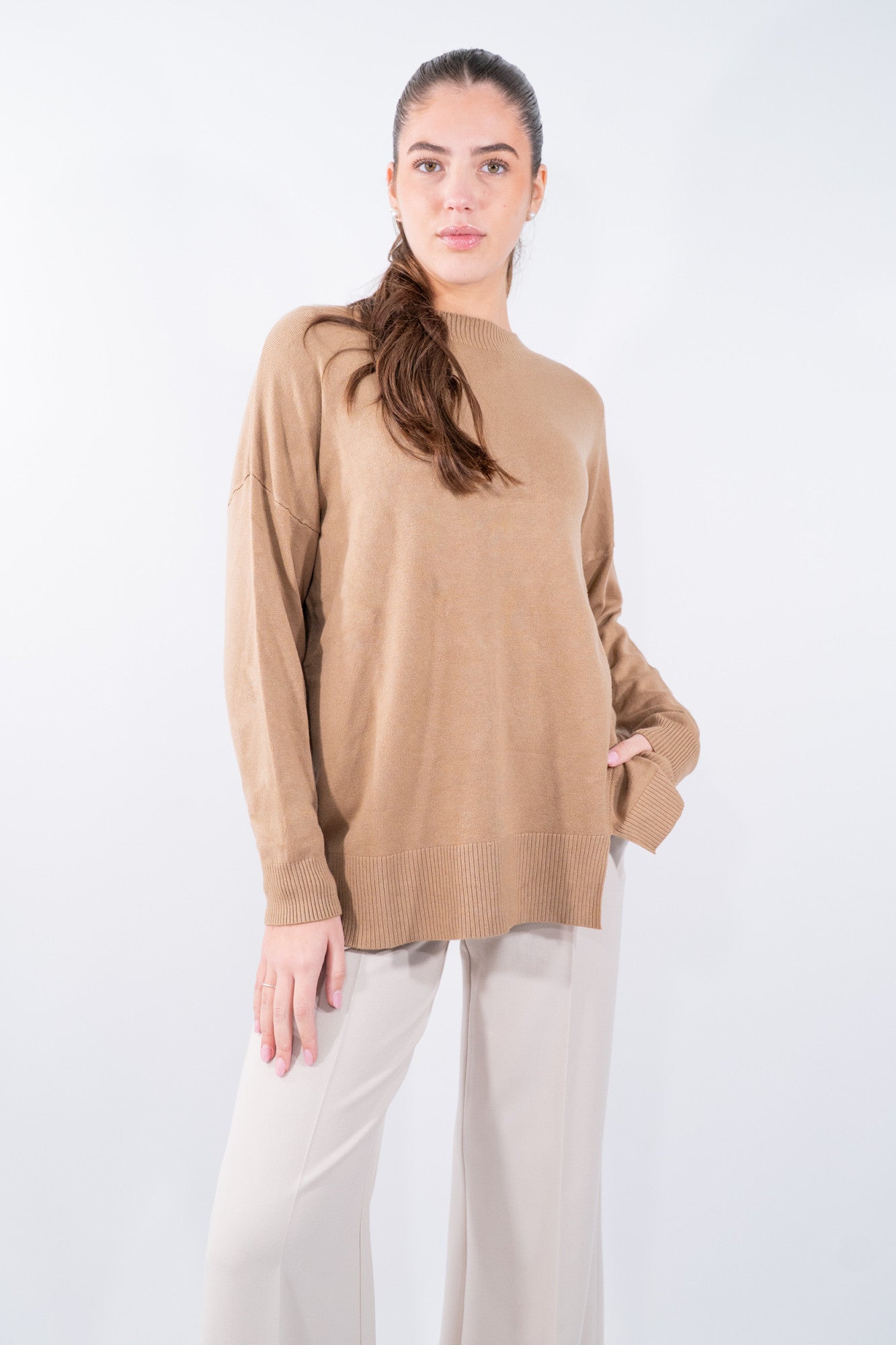 Maglia rasata con spacco frontale e scollo barchetta