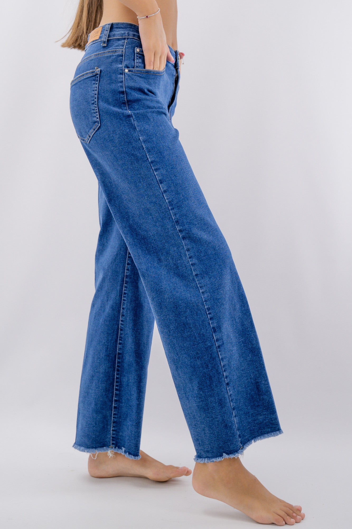 Jeans palazzo cropped con orlo sfrangiato