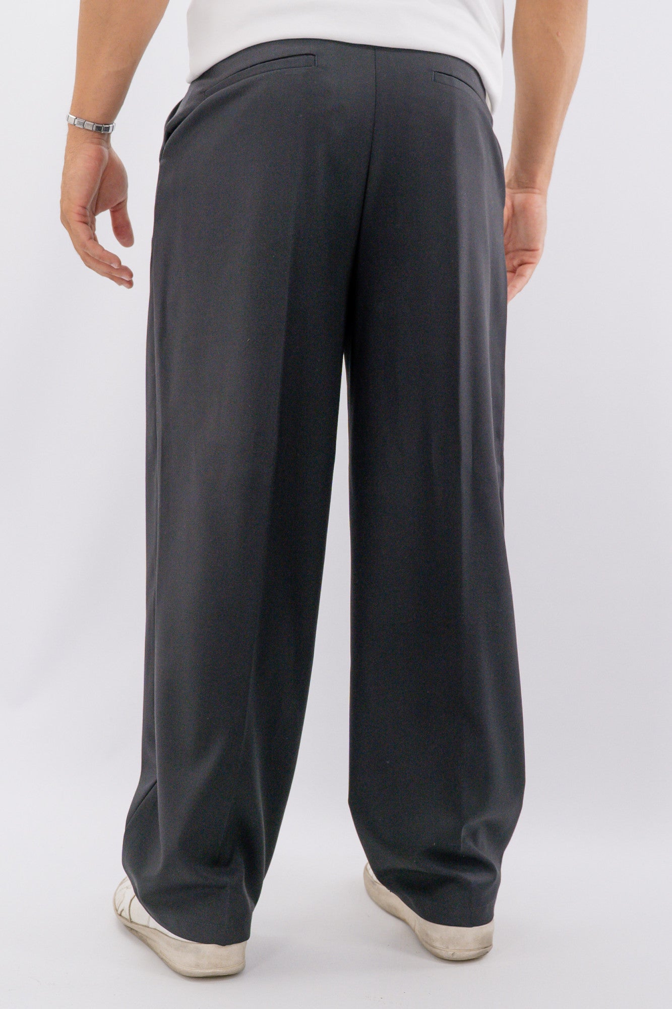Pantalone a gamba ampia con linea giovane