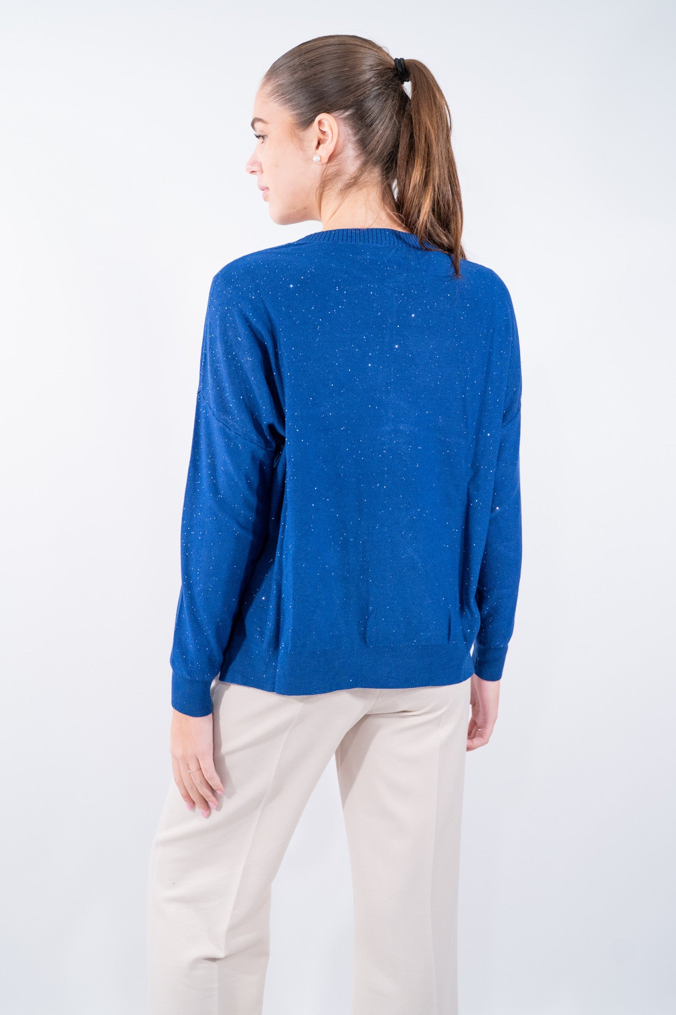 Maglia scatoletta luminosa con micro pailettes e spacchi laterali