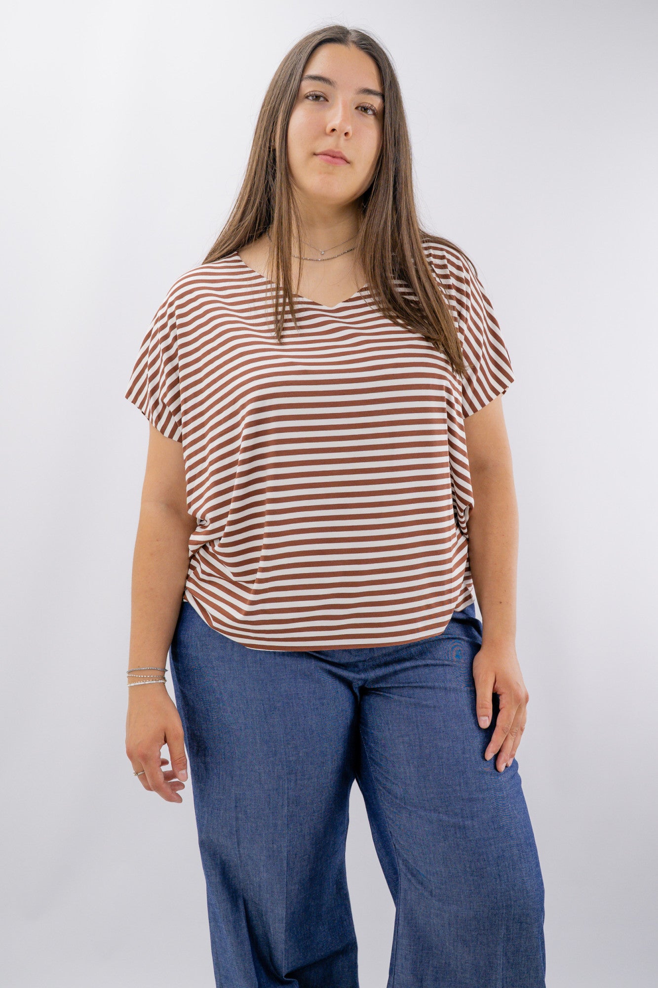 T-shirt a righe con profondo scollo a V