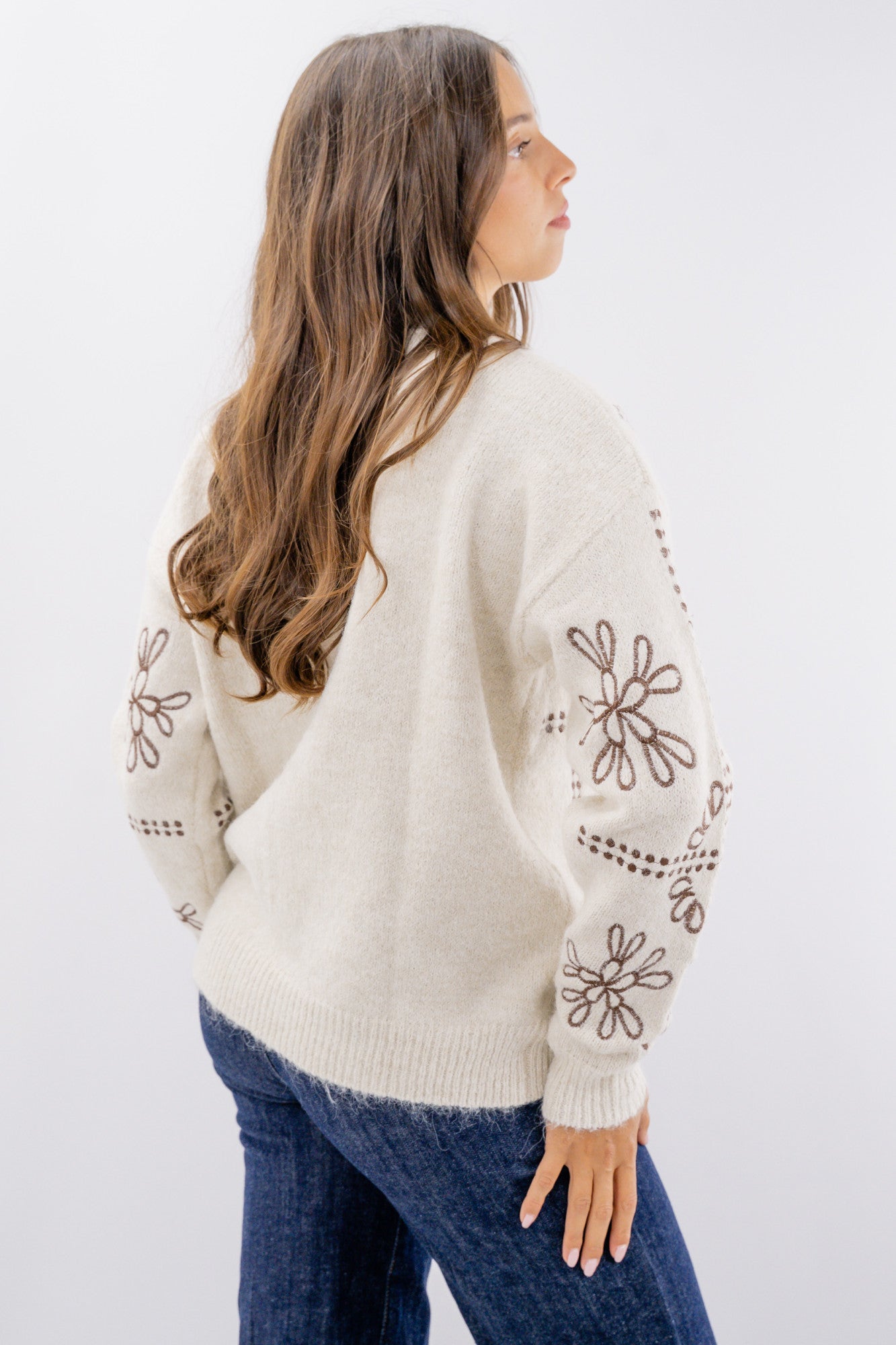 Maglia girocollo con fantasia motivo fiori ricamati