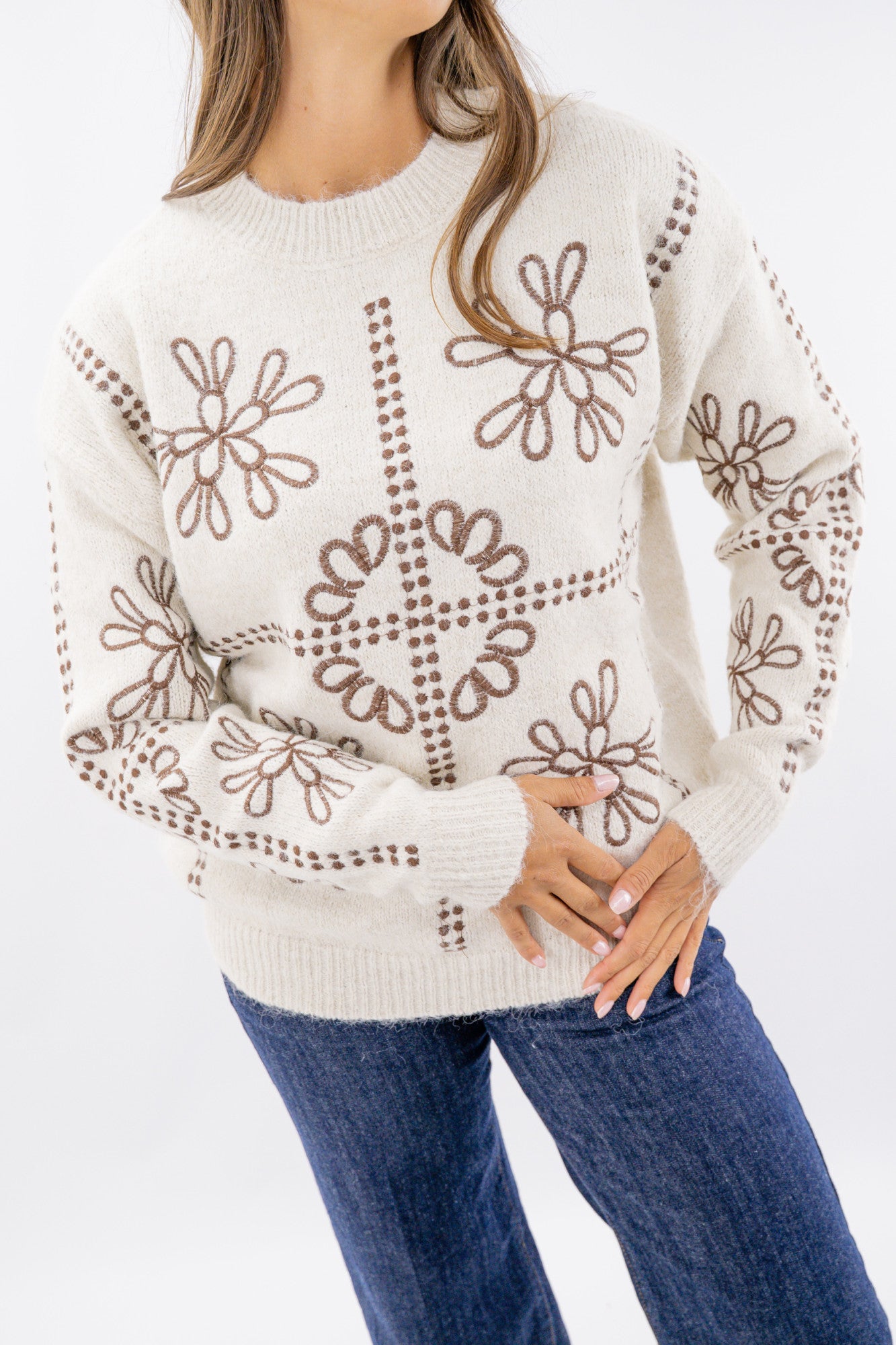 Maglia girocollo con fantasia motivo fiori ricamati