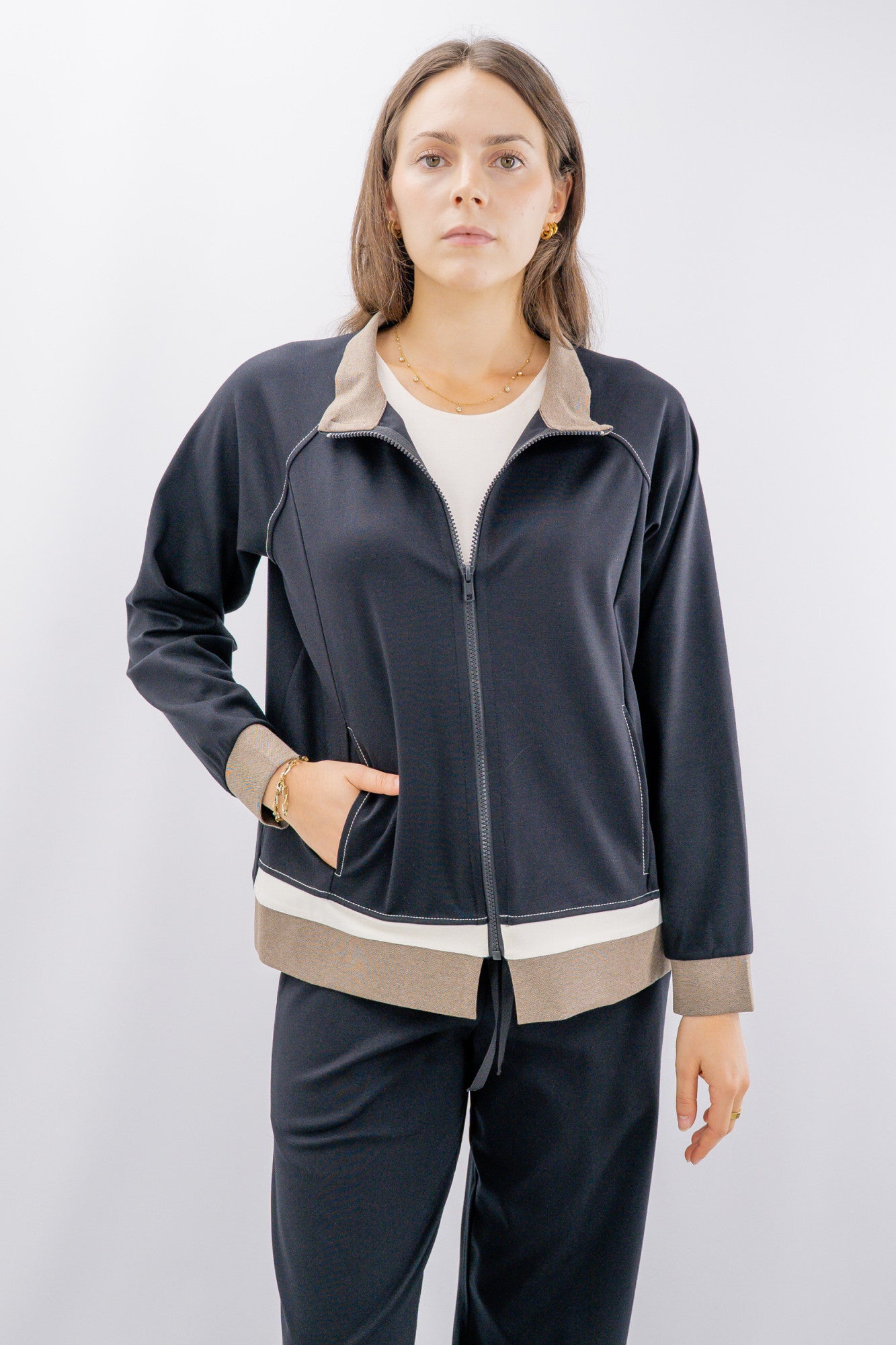 Felpa con zip e dettagli a contrasto coordinabile con pantalone abbinato