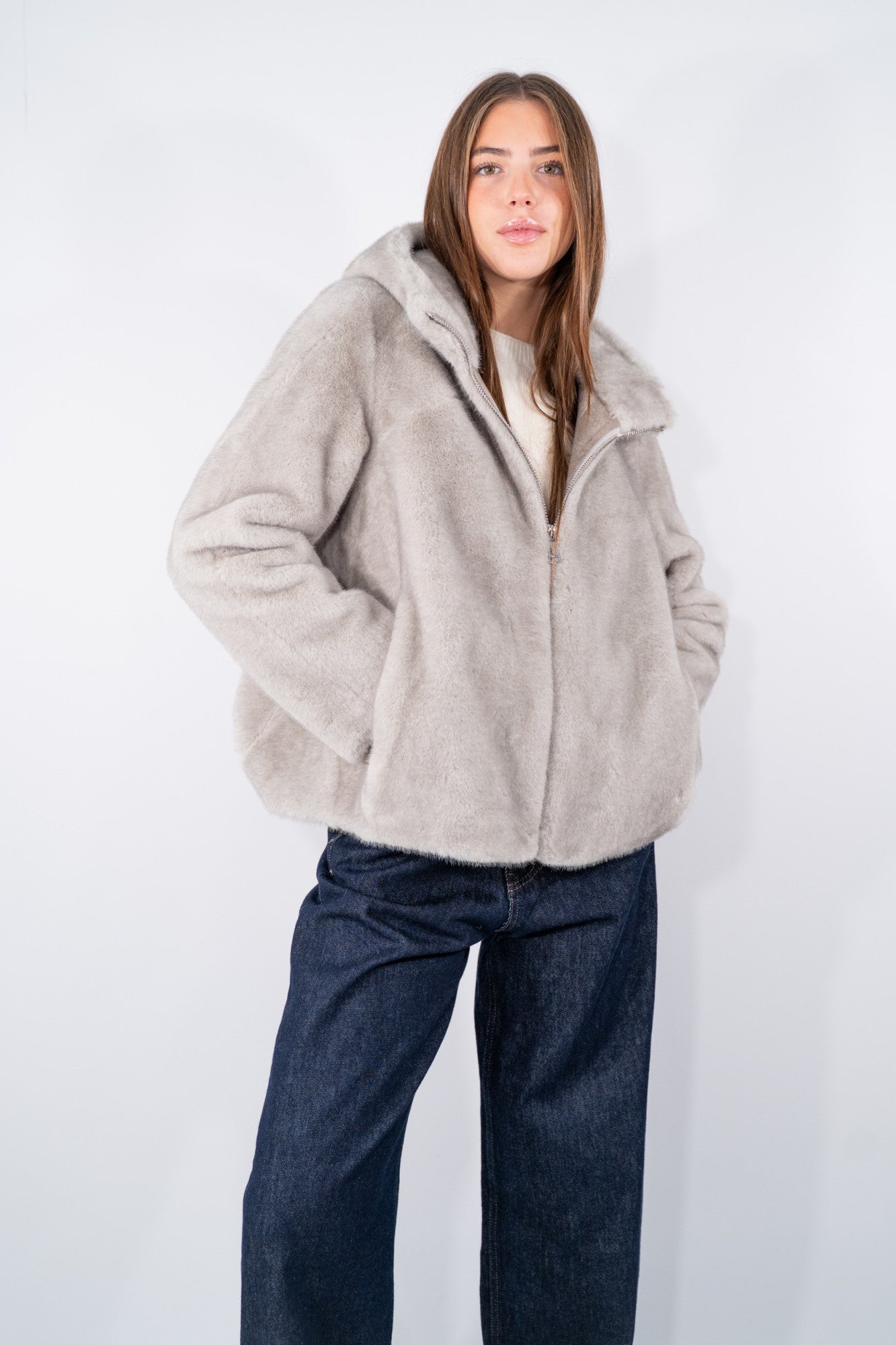 Eco-pelliccia glamour  con cappuccio e arricciatura sul fondo