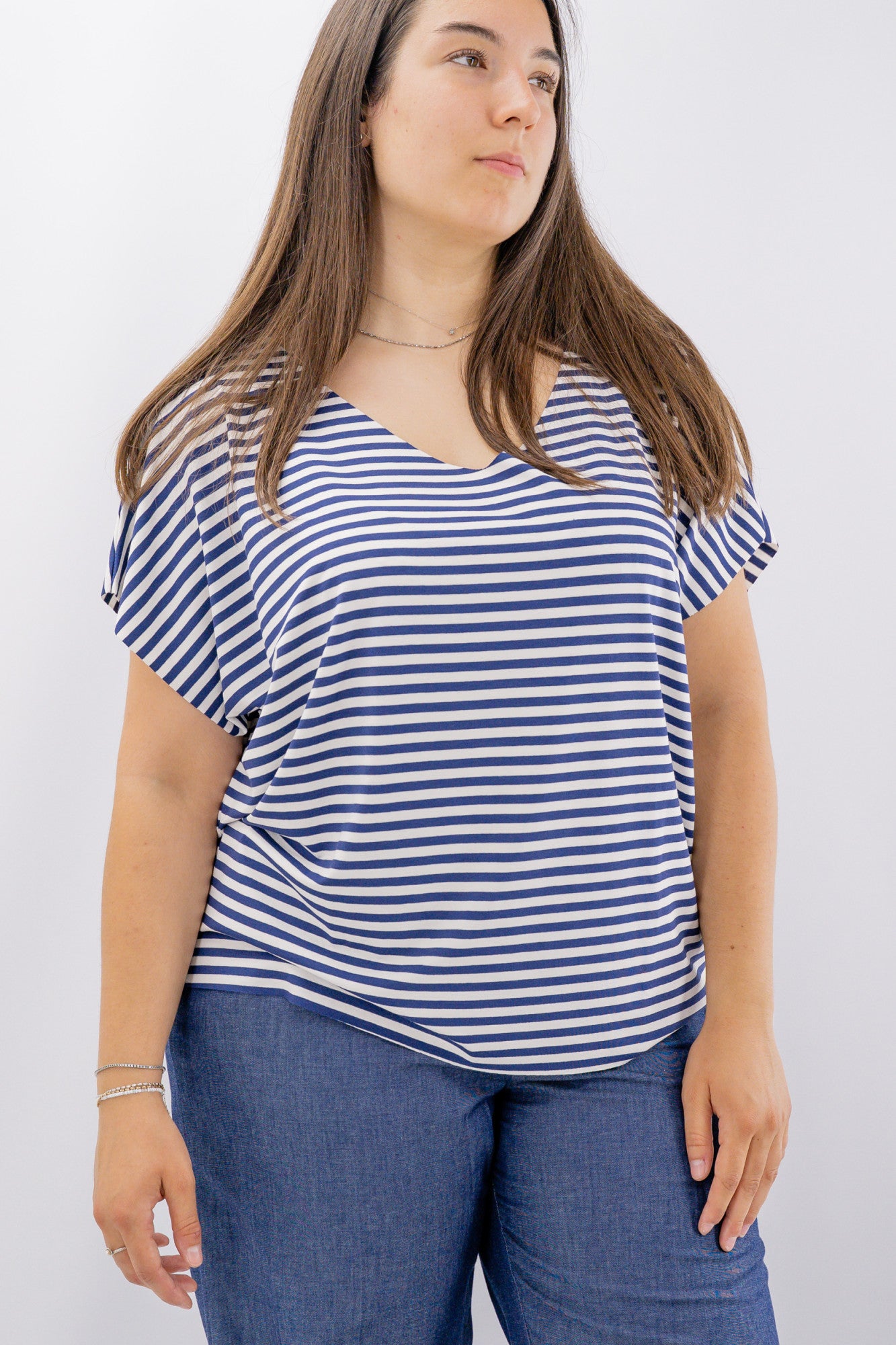 T-shirt a righe con profondo scollo a V