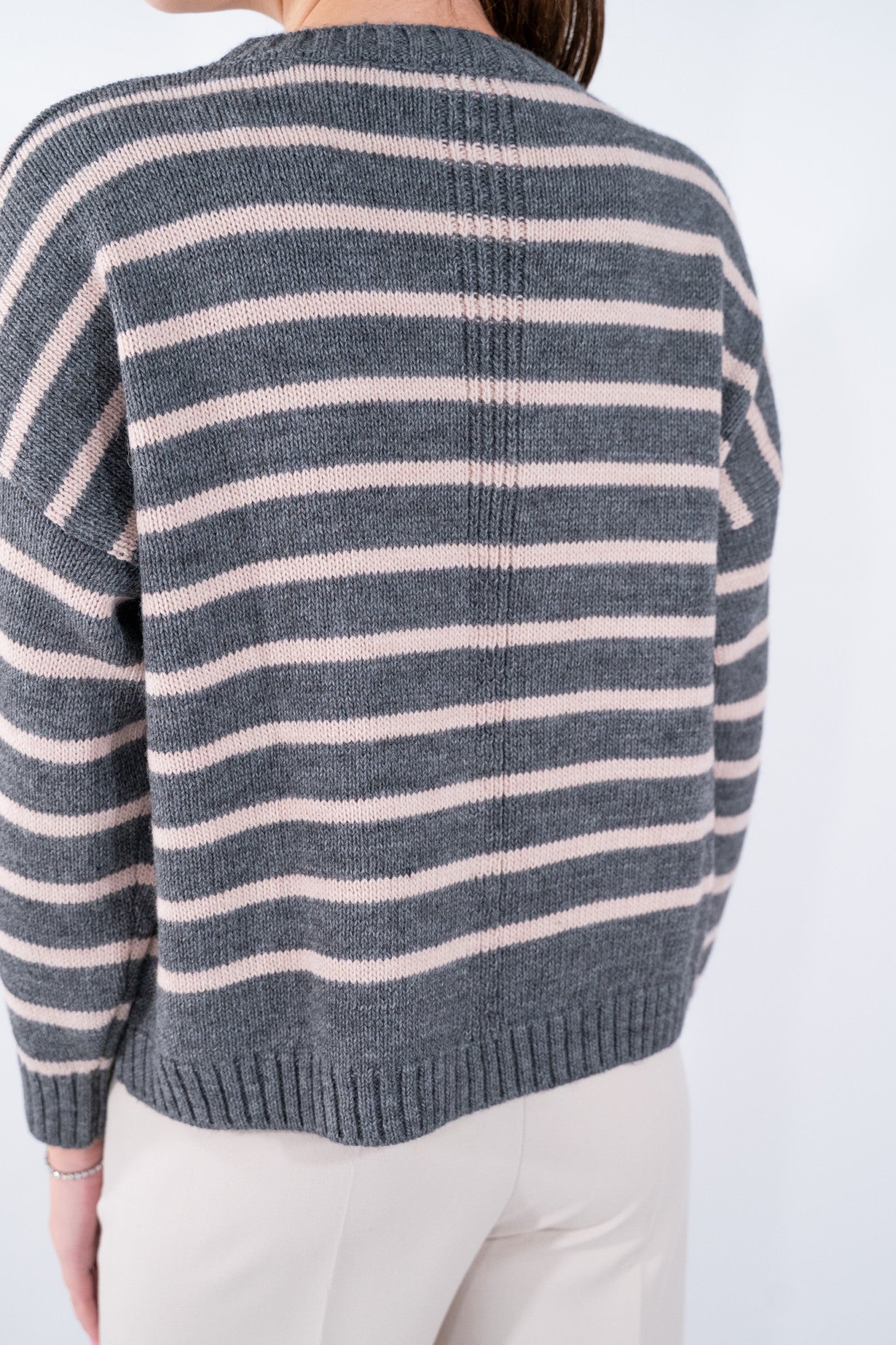 Maglioncino a righe con spalla bassa in misto lana