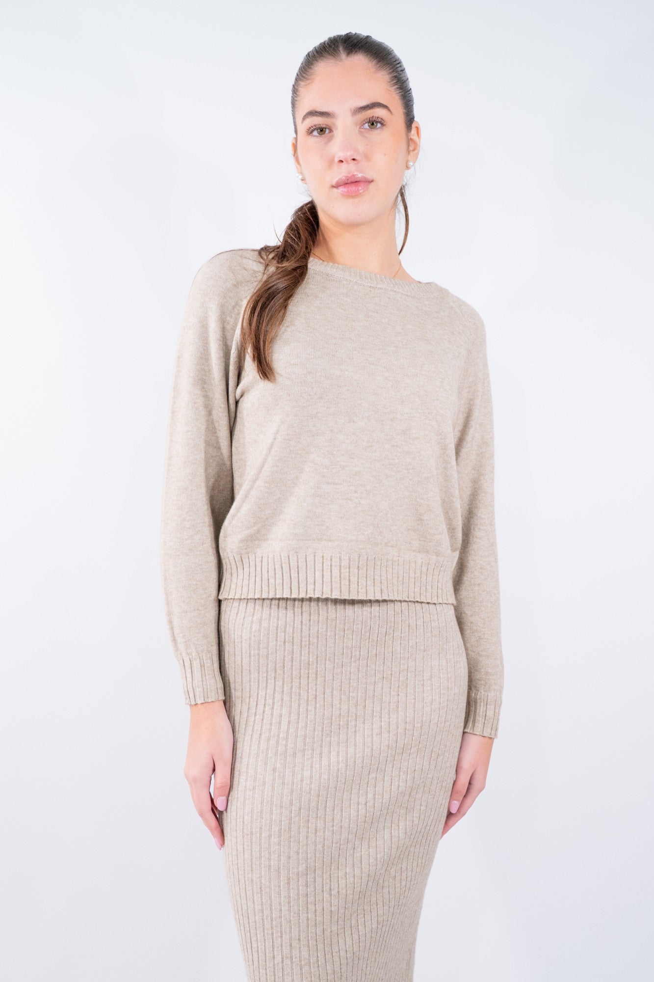 Abito in maglia a coste midi con maglia in sovrapposizione