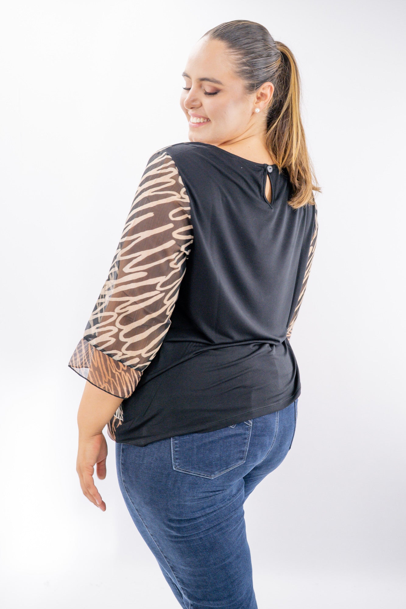 Blusa oversize con fantasia astratta