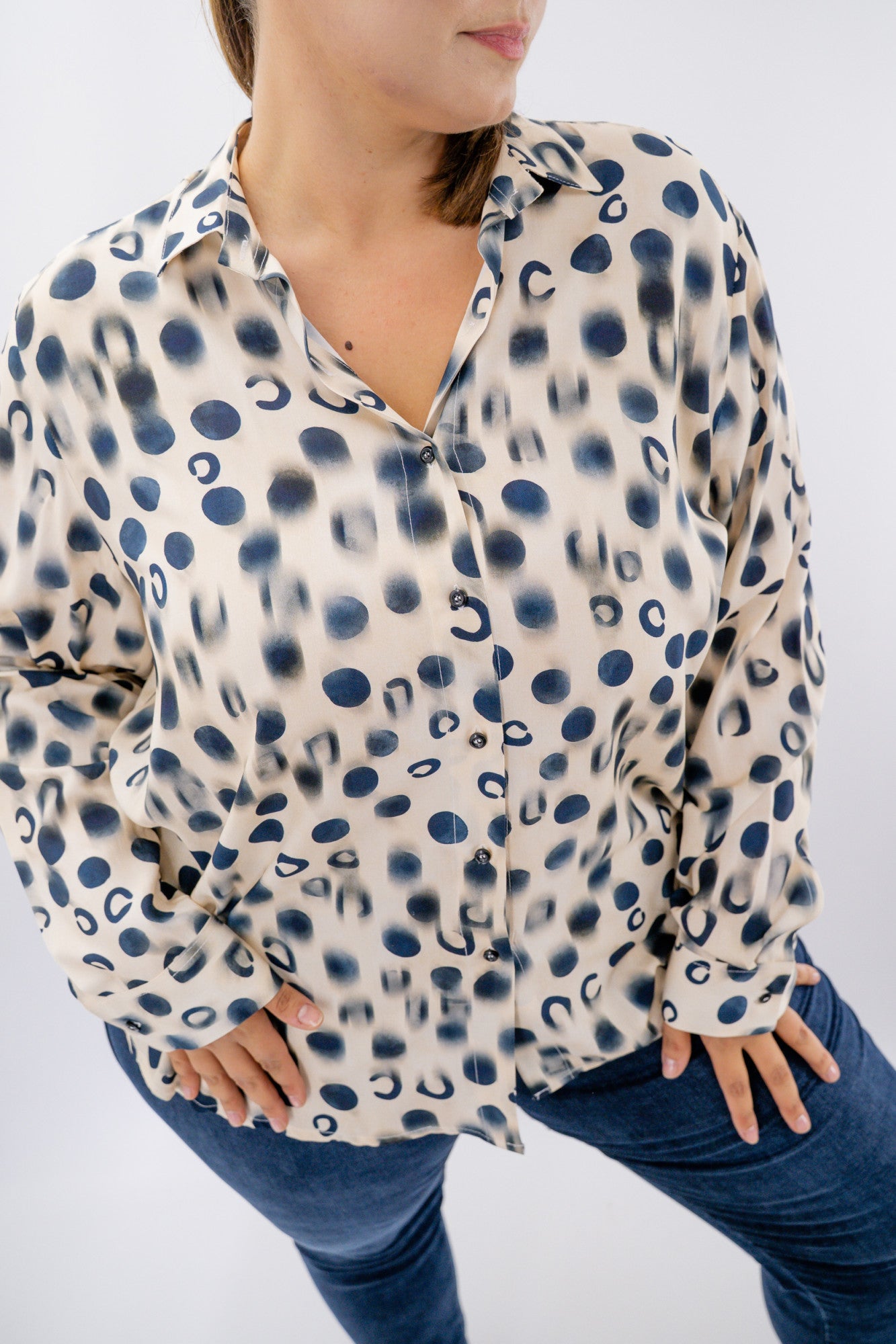Camicia oversize con stampa a pois stilizzat