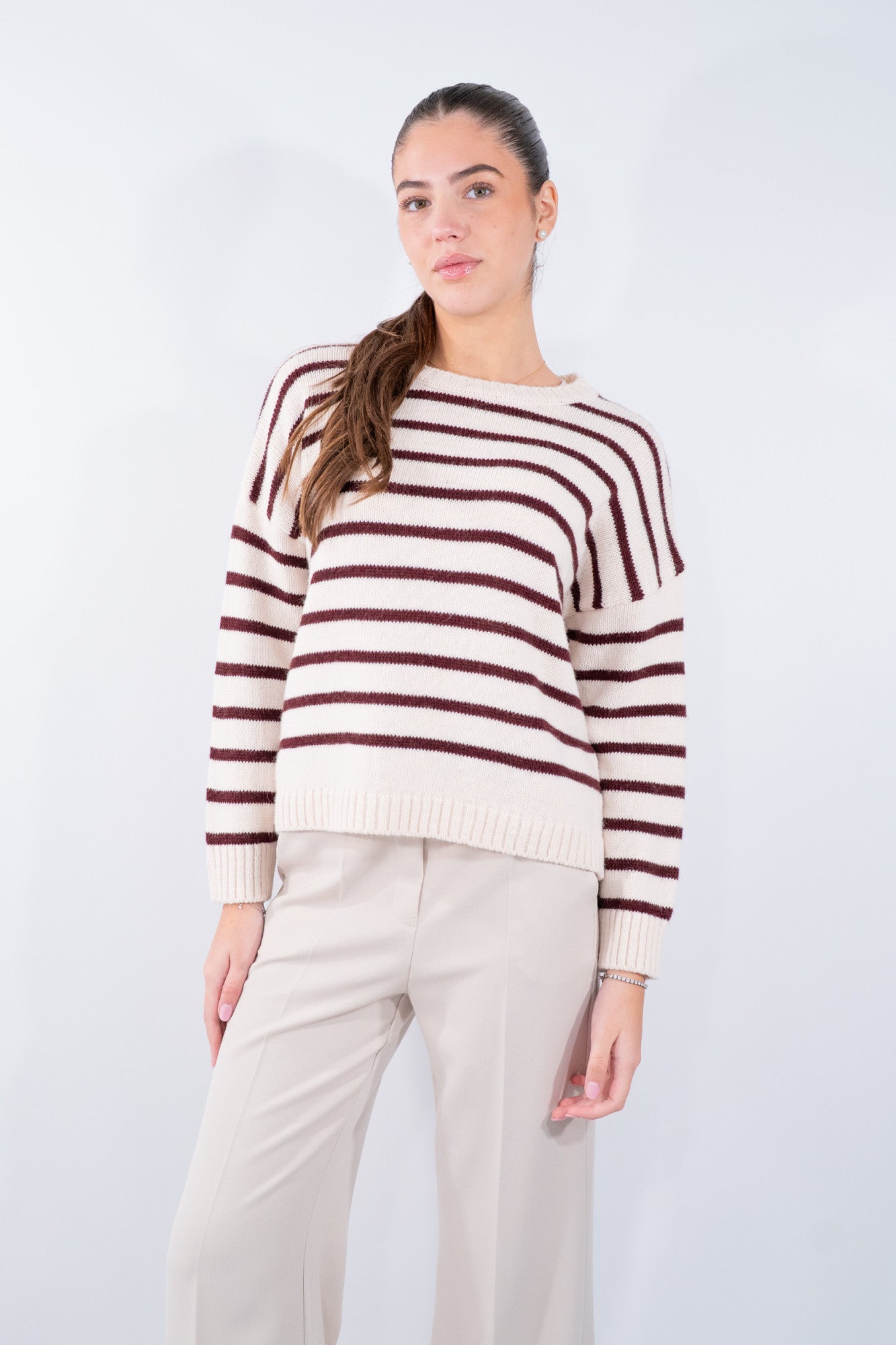 Maglioncino a righe con spalla bassa in misto lana