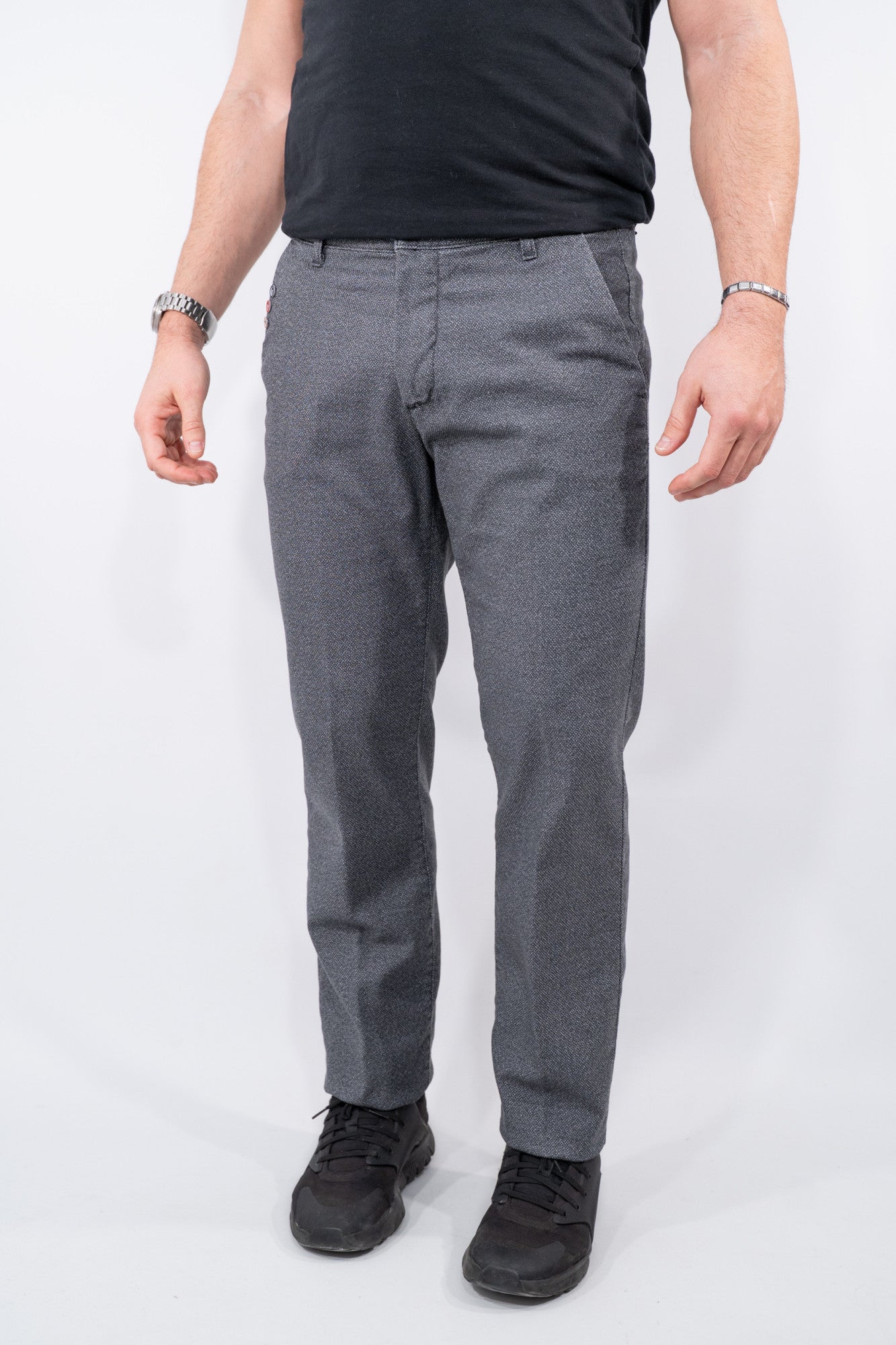 Pantalone slim fit con bottoni colorati
