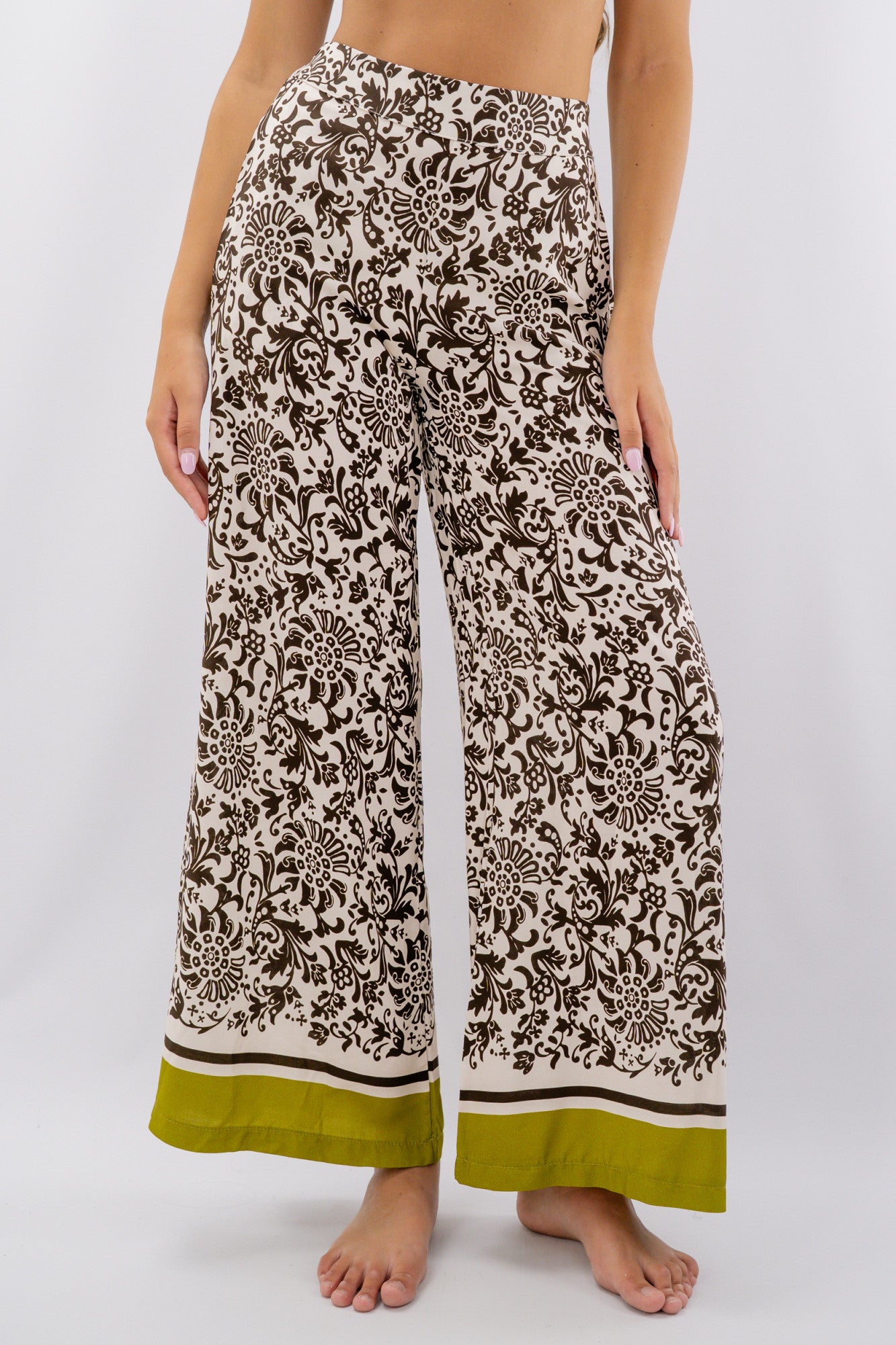 Pantalone ampio con stampa etnica e bordo a contrasto