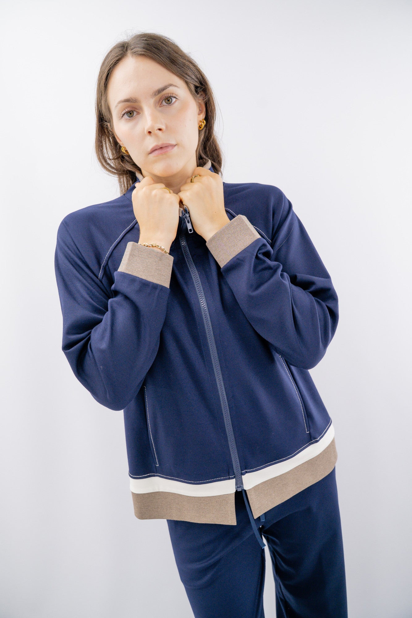 Felpa con zip e dettagli a contrasto coordinabile con pantalone abbinato