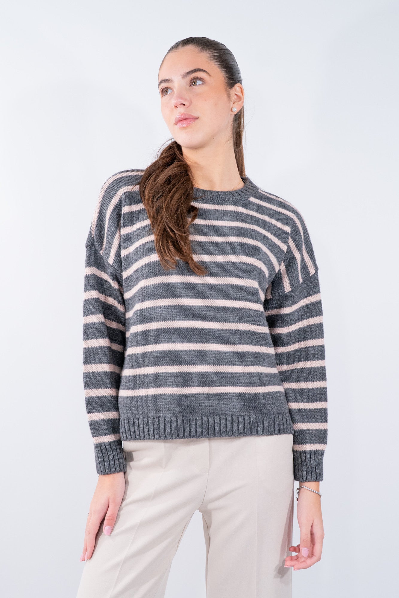 Maglioncino a righe con spalla bassa in misto lana