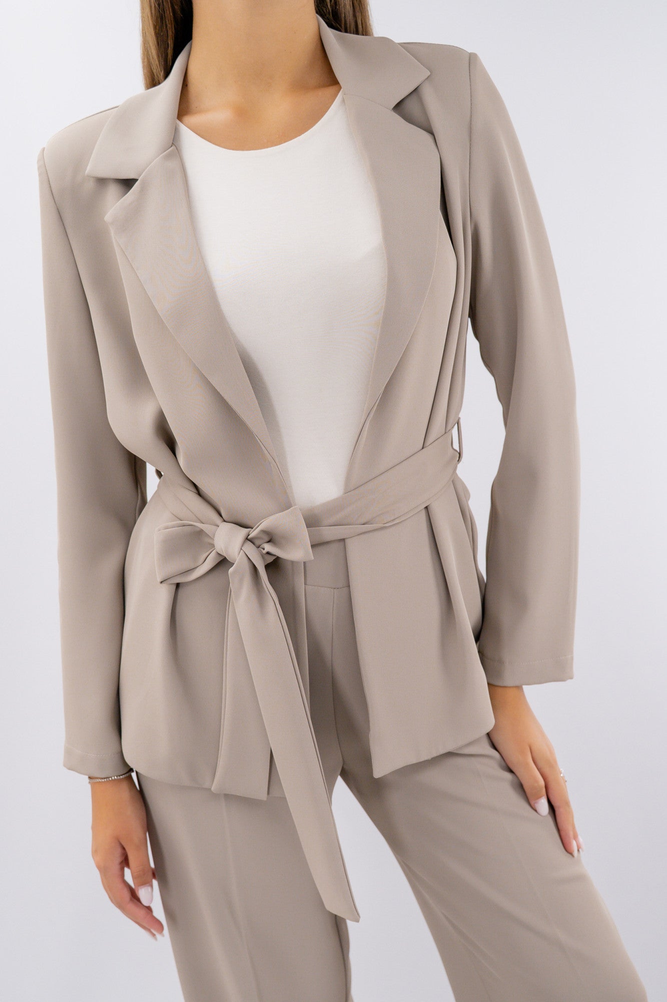 Tailleur con blazer con cintura