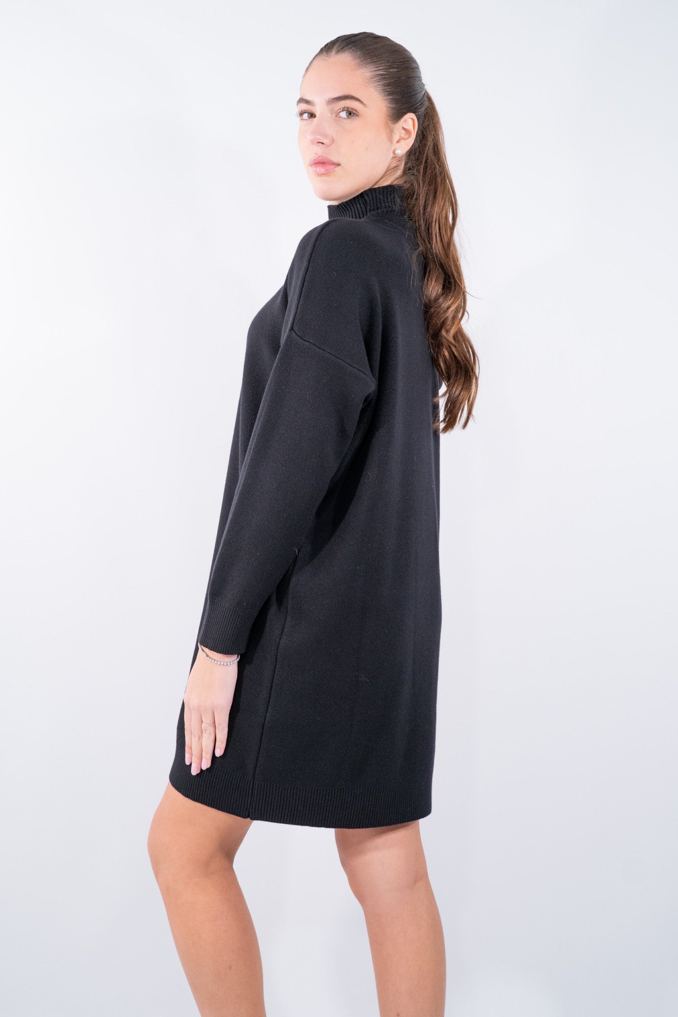 Abito corto con collo lupetto e tasca laterale applicata