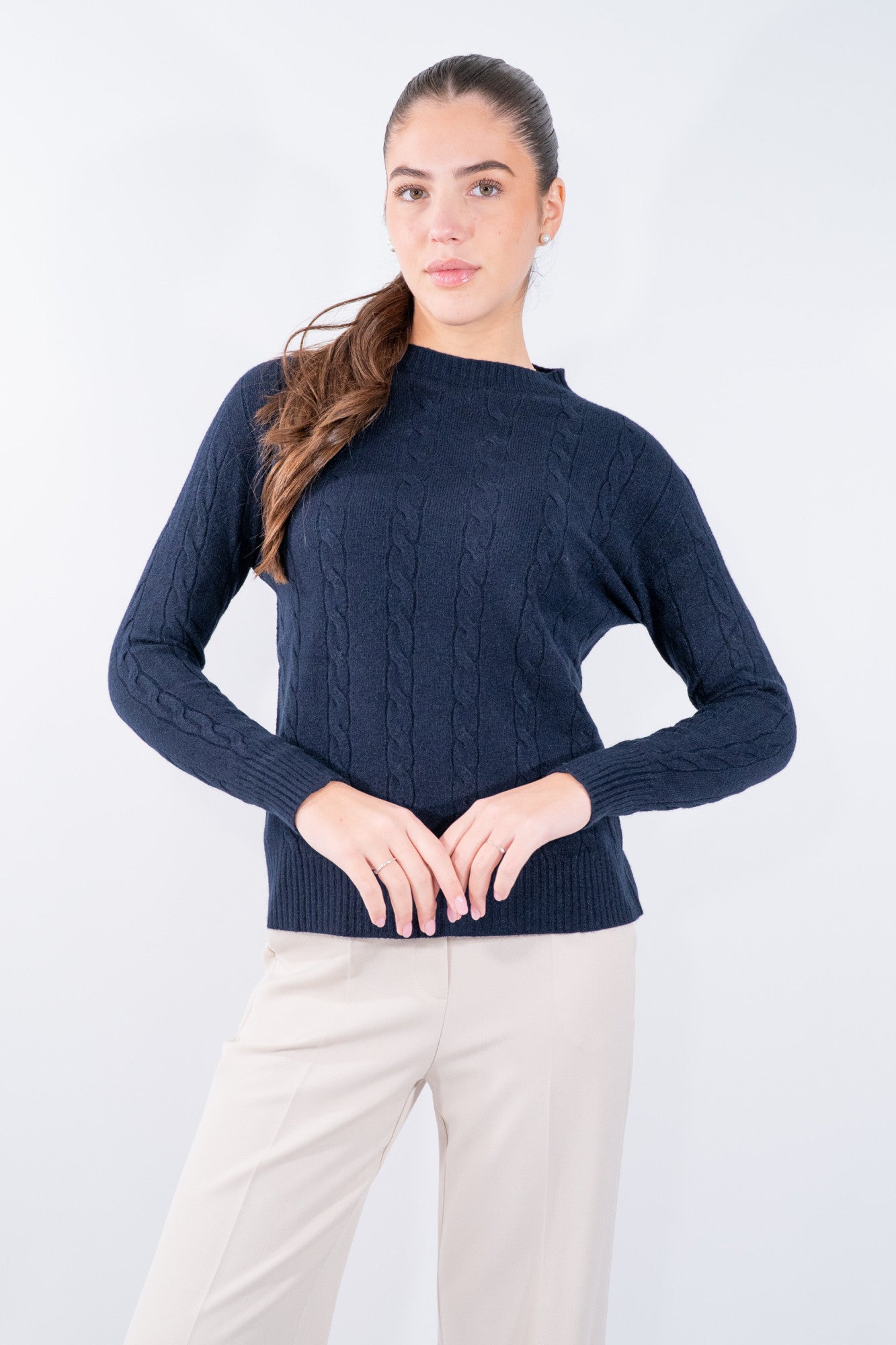 Maglioncino girocollo a trecce dal design essenziale