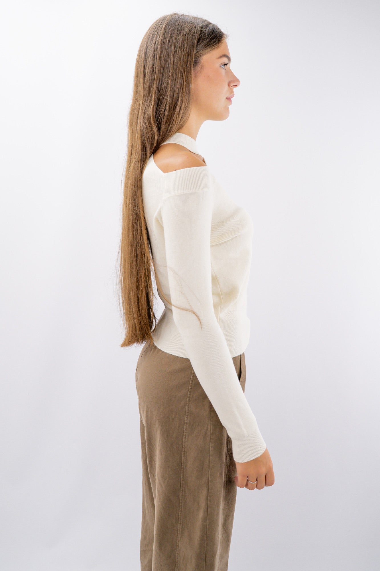 Maglia cut-out con collo a giro e spalle scoperte