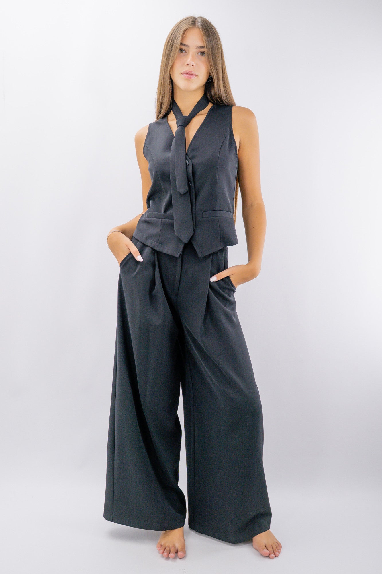 Gilet in tessuto fluido con cravatta