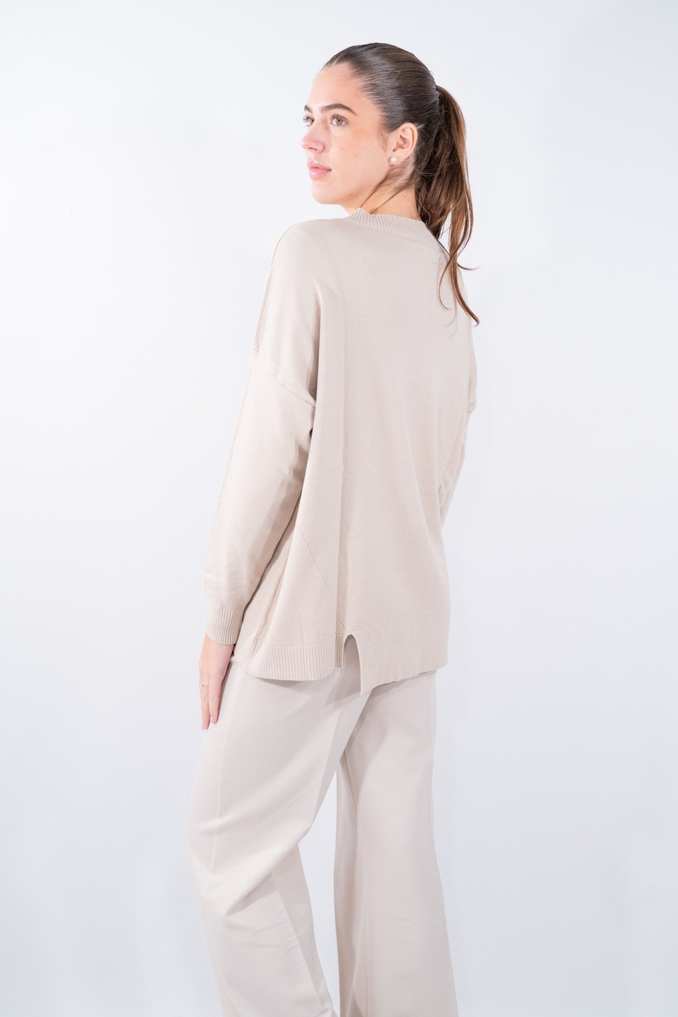 Maglia rasata con spacco frontale e scollo barchetta