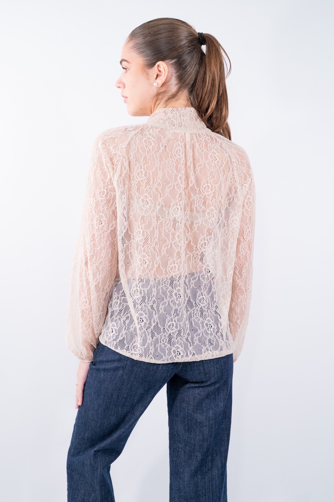 Blusa in pizzo con fiocco al collo